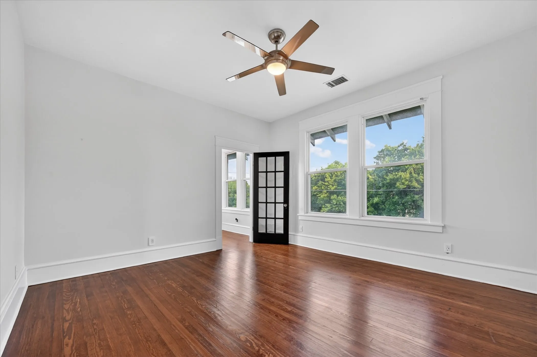 Single Family Residence For Sale in Dallas County , 802 Haines Avenue, Dallas, Texas 75208, 4 Bedroom, 3 Bathroom, 1 Garage spaces, 3,596 Sqft, built in 1918, mls#21244982, Real Estate Agent in Dallas, Homes For Sale in Dallas county, Homes For Sale in Dallas, Realtor in Dallas Texas, Real Estate Brokerage Independent Realty Texas, Luminita Cordes Realtor