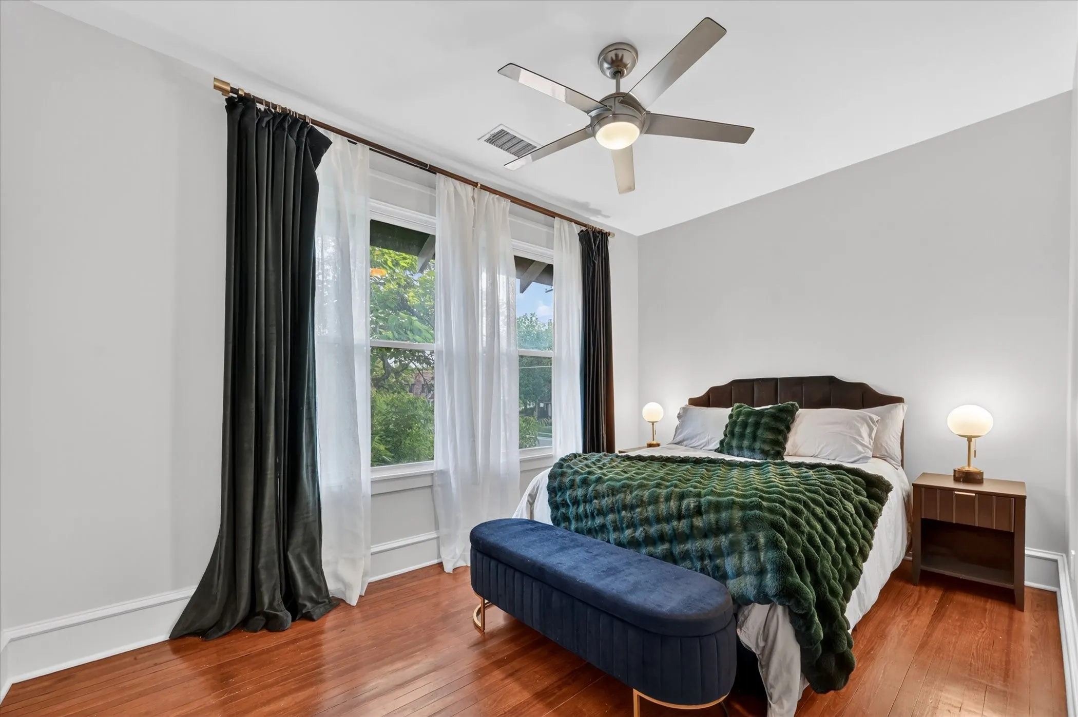 Single Family Residence For Sale in Dallas County , 802 Haines Avenue, Dallas, Texas 75208, 4 Bedroom, 3 Bathroom, 1 Garage spaces, 3,596 Sqft, built in 1918, mls#21244982, Real Estate Agent in Dallas, Homes For Sale in Dallas county, Homes For Sale in Dallas, Realtor in Dallas Texas, Real Estate Brokerage Independent Realty Texas, Luminita Cordes Realtor