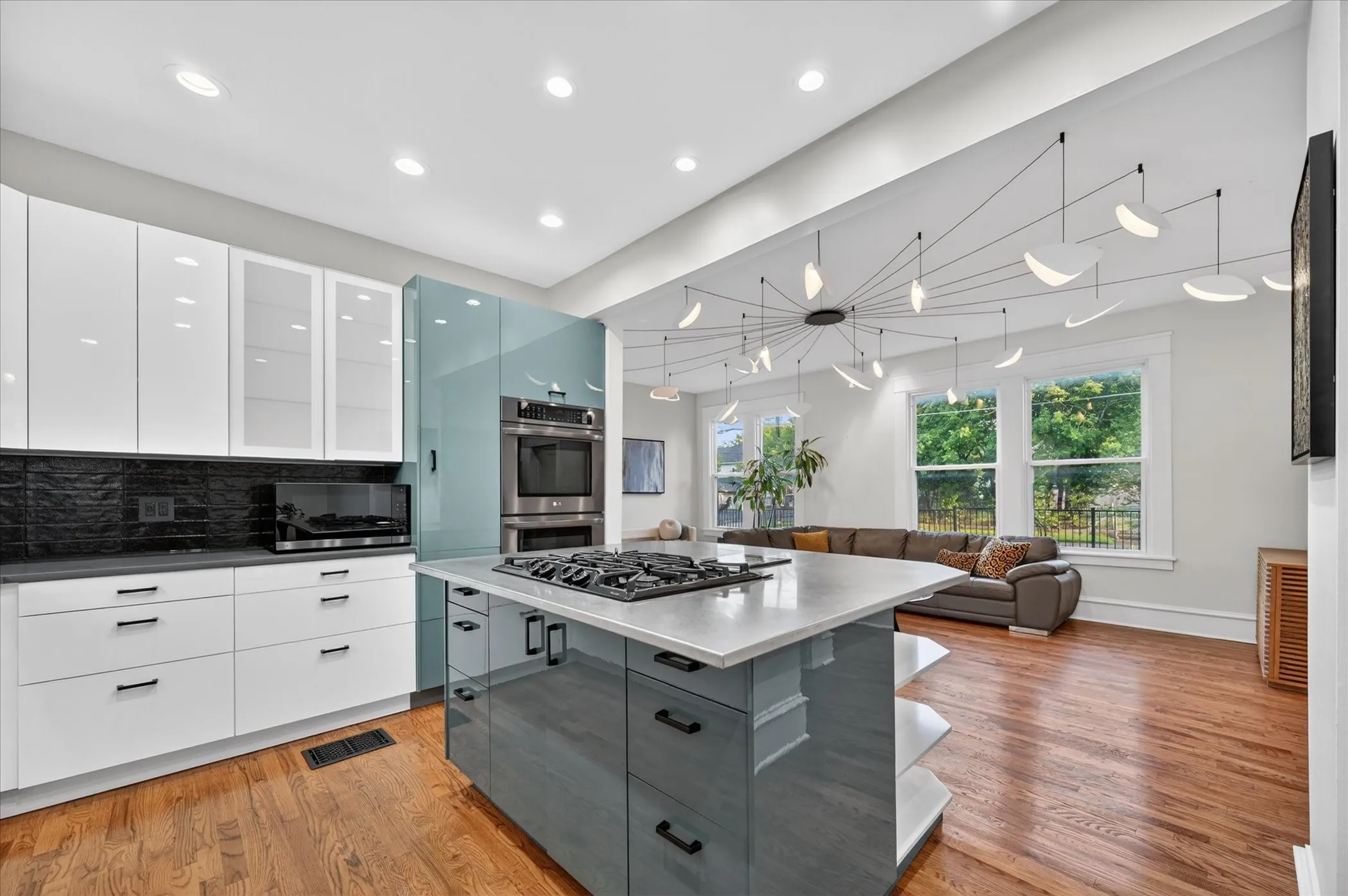 Single Family Residence For Sale in Dallas County , 802 Haines Avenue, Dallas, Texas 75208, 4 Bedroom, 3 Bathroom, 1 Garage spaces, 3,596 Sqft, built in 1918, mls#21244982, Real Estate Agent in Dallas, Homes For Sale in Dallas county, Homes For Sale in Dallas, Realtor in Dallas Texas, Real Estate Brokerage Independent Realty Texas, Luminita Cordes Realtor