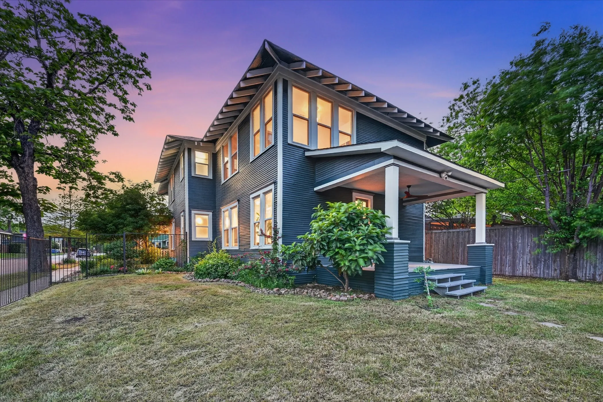 Single Family Residence For Sale in Dallas County , 802 Haines Avenue, Dallas, Texas 75208, 4 Bedroom, 3 Bathroom, 1 Garage spaces, 3,596 Sqft, built in 1918, mls#21244982, Real Estate Agent in Dallas, Homes For Sale in Dallas county, Homes For Sale in Dallas, Realtor in Dallas Texas, Real Estate Brokerage Independent Realty Texas, Luminita Cordes Realtor
