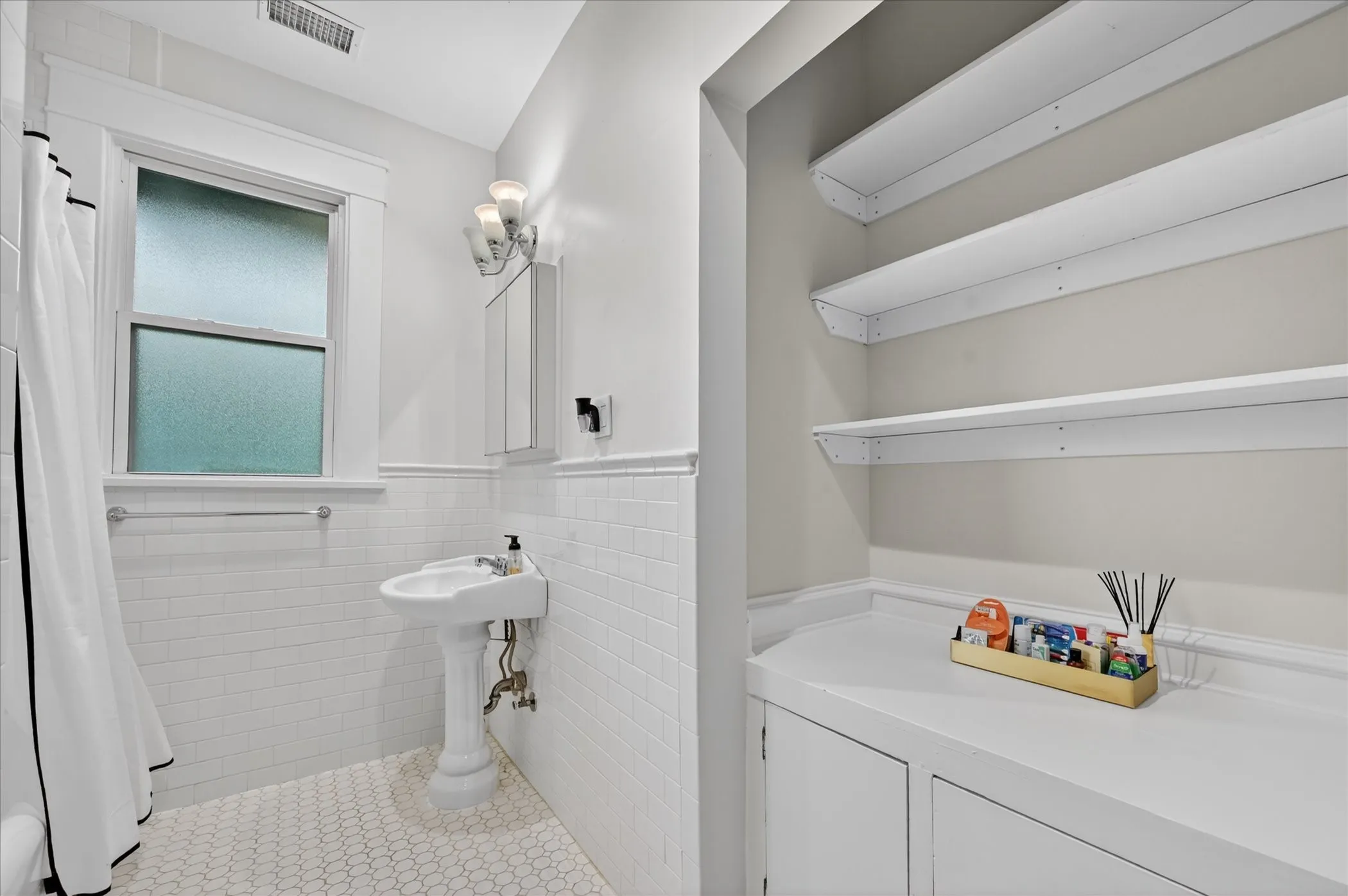 Single Family Residence For Sale in Dallas County , 802 Haines Avenue, Dallas, Texas 75208, 4 Bedroom, 3 Bathroom, 1 Garage spaces, 3,596 Sqft, built in 1918, mls#21244982, Real Estate Agent in Dallas, Homes For Sale in Dallas county, Homes For Sale in Dallas, Realtor in Dallas Texas, Real Estate Brokerage Independent Realty Texas, Luminita Cordes Realtor