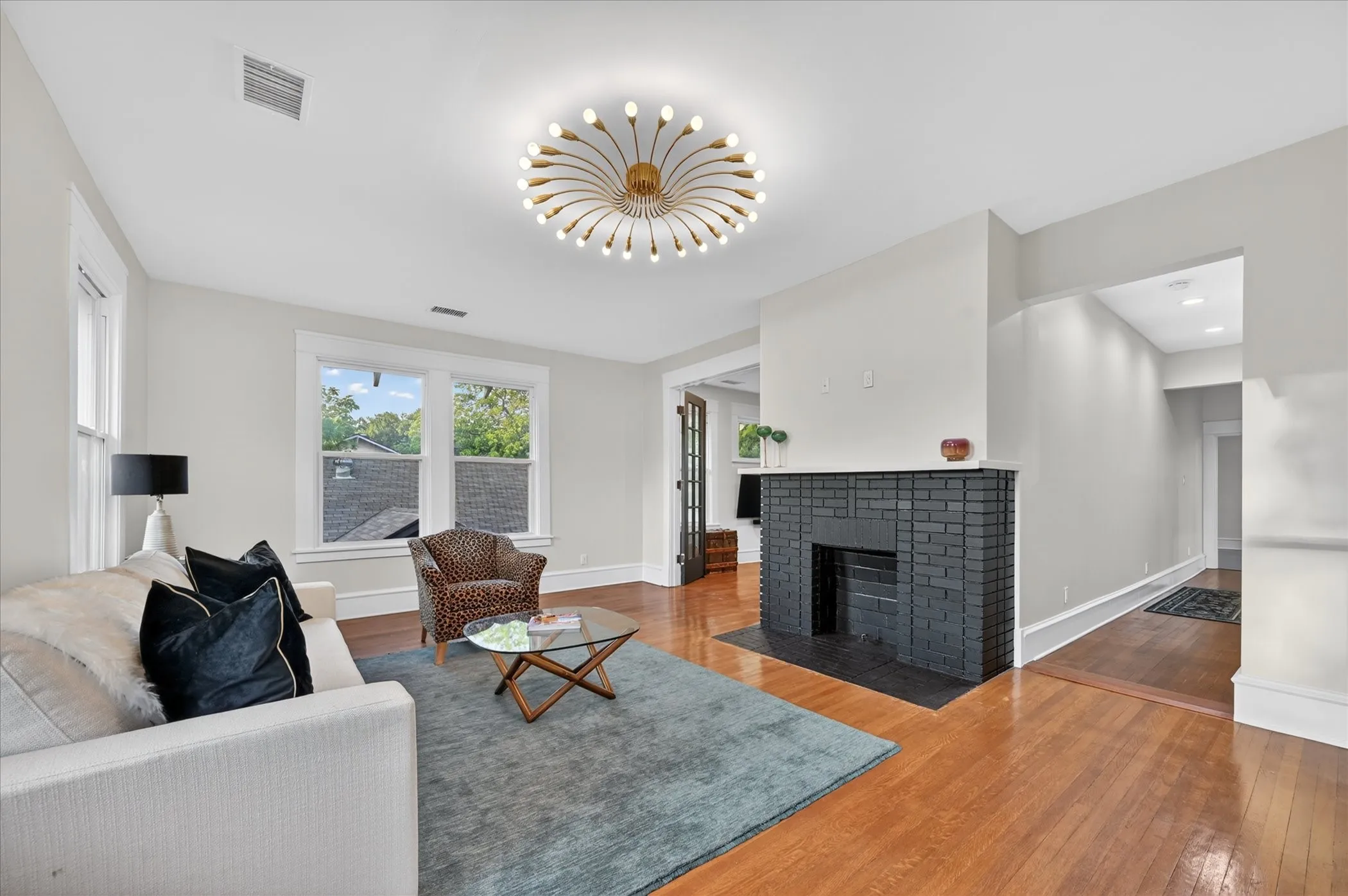 Single Family Residence For Sale in Dallas County , 802 Haines Avenue, Dallas, Texas 75208, 4 Bedroom, 3 Bathroom, 1 Garage spaces, 3,596 Sqft, built in 1918, mls#21244982, Real Estate Agent in Dallas, Homes For Sale in Dallas county, Homes For Sale in Dallas, Realtor in Dallas Texas, Real Estate Brokerage Independent Realty Texas, Luminita Cordes Realtor