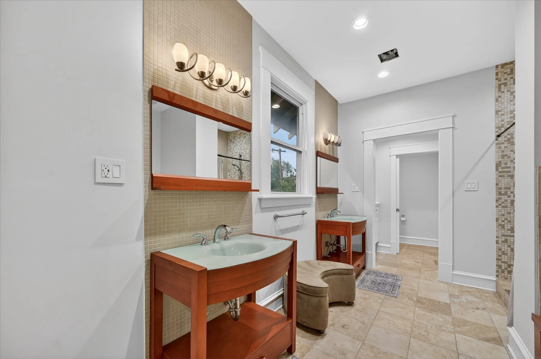 Single Family Residence For Sale in Dallas County , 802 Haines Avenue, Dallas, Texas 75208, 4 Bedroom, 3 Bathroom, 1 Garage spaces, 3,596 Sqft, built in 1918, mls#21244982, Real Estate Agent in Dallas, Homes For Sale in Dallas county, Homes For Sale in Dallas, Realtor in Dallas Texas, Real Estate Brokerage Independent Realty Texas, Luminita Cordes Realtor