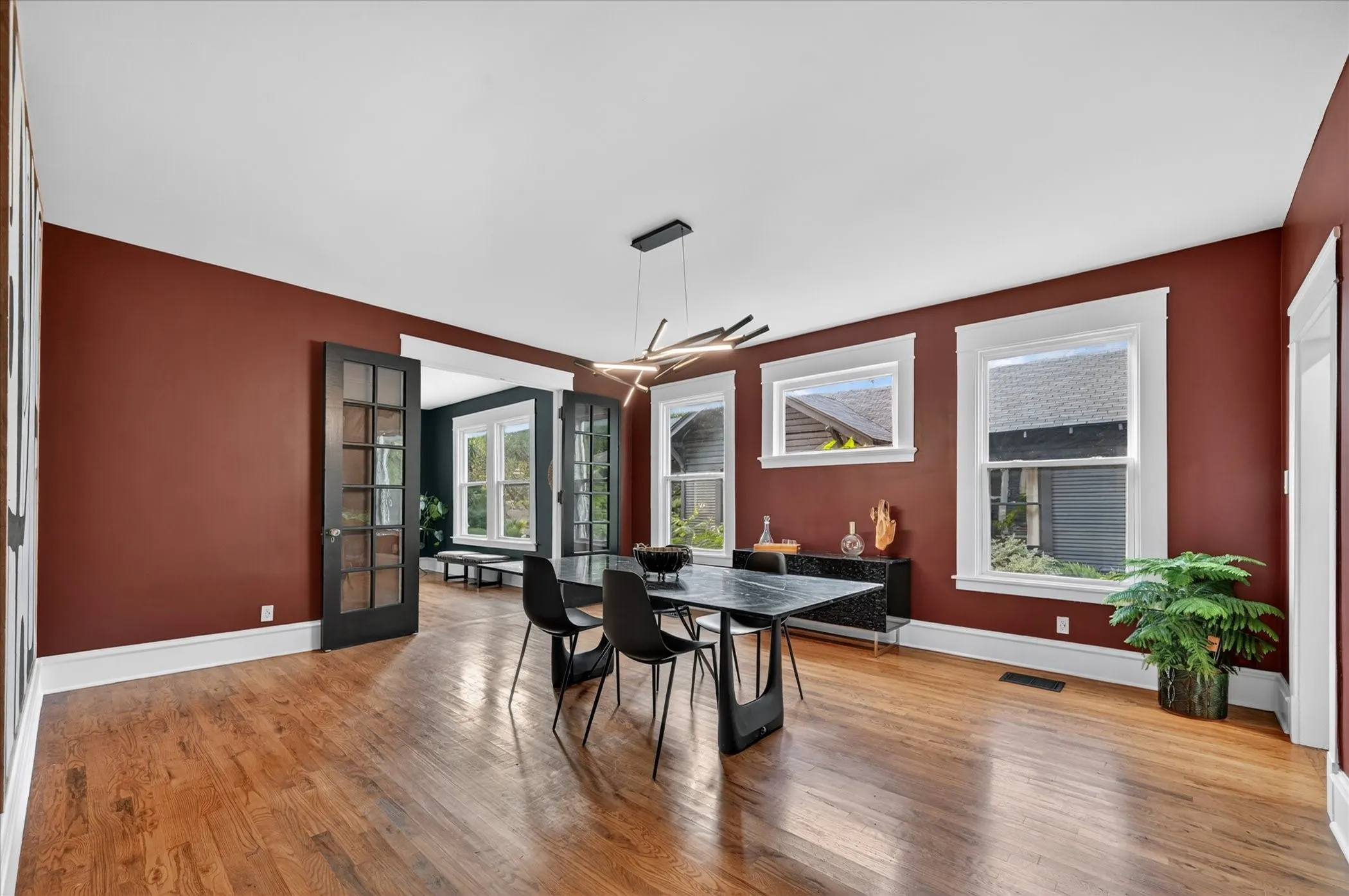 Single Family Residence For Sale in Dallas County , 802 Haines Avenue, Dallas, Texas 75208, 4 Bedroom, 3 Bathroom, 1 Garage spaces, 3,596 Sqft, built in 1918, mls#21244982, Real Estate Agent in Dallas, Homes For Sale in Dallas county, Homes For Sale in Dallas, Realtor in Dallas Texas, Real Estate Brokerage Independent Realty Texas, Luminita Cordes Realtor