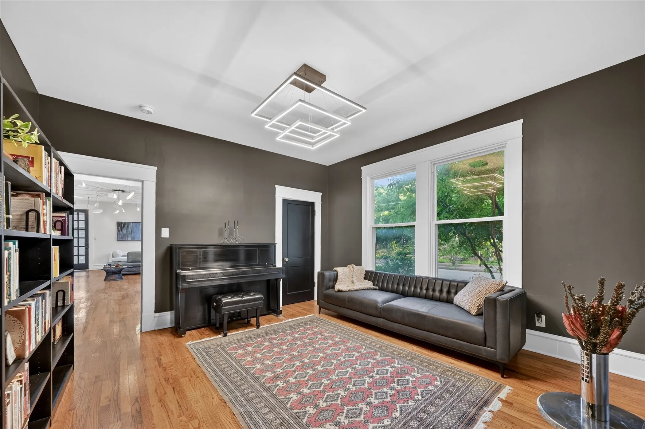 Single Family Residence For Sale in Dallas County , 802 Haines Avenue, Dallas, Texas 75208, 4 Bedroom, 3 Bathroom, 1 Garage spaces, 3,596 Sqft, built in 1918, mls#21244982, Real Estate Agent in Dallas, Homes For Sale in Dallas county, Homes For Sale in Dallas, Realtor in Dallas Texas, Real Estate Brokerage Independent Realty Texas, Luminita Cordes Realtor