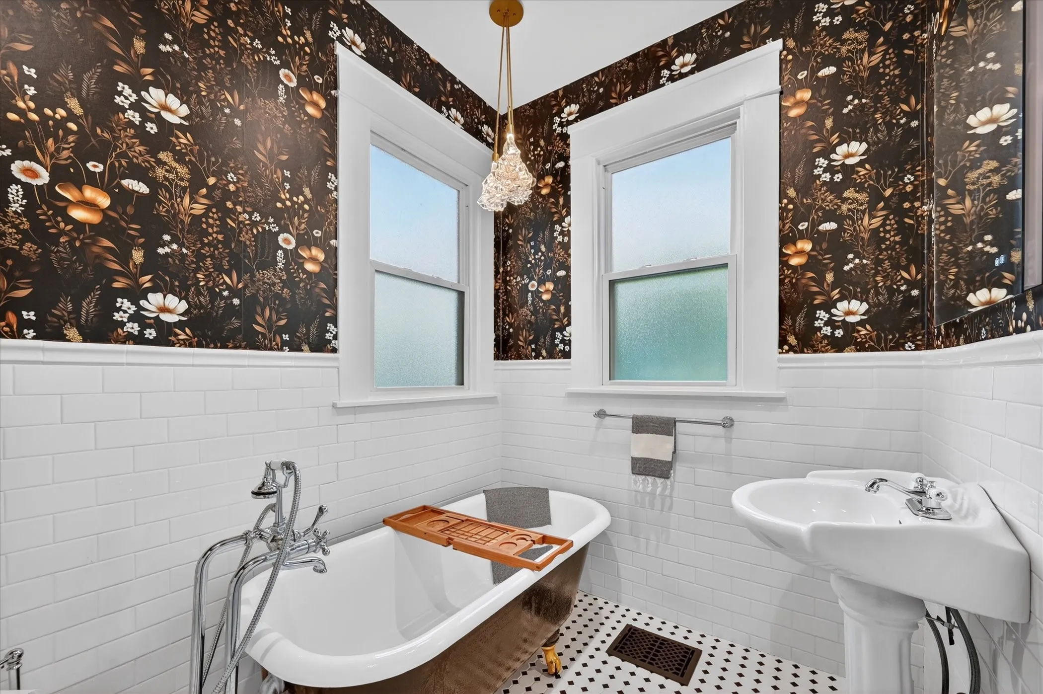 Single Family Residence For Sale in Dallas County , 802 Haines Avenue, Dallas, Texas 75208, 4 Bedroom, 3 Bathroom, 1 Garage spaces, 3,596 Sqft, built in 1918, mls#21244982, Real Estate Agent in Dallas, Homes For Sale in Dallas county, Homes For Sale in Dallas, Realtor in Dallas Texas, Real Estate Brokerage Independent Realty Texas, Luminita Cordes Realtor