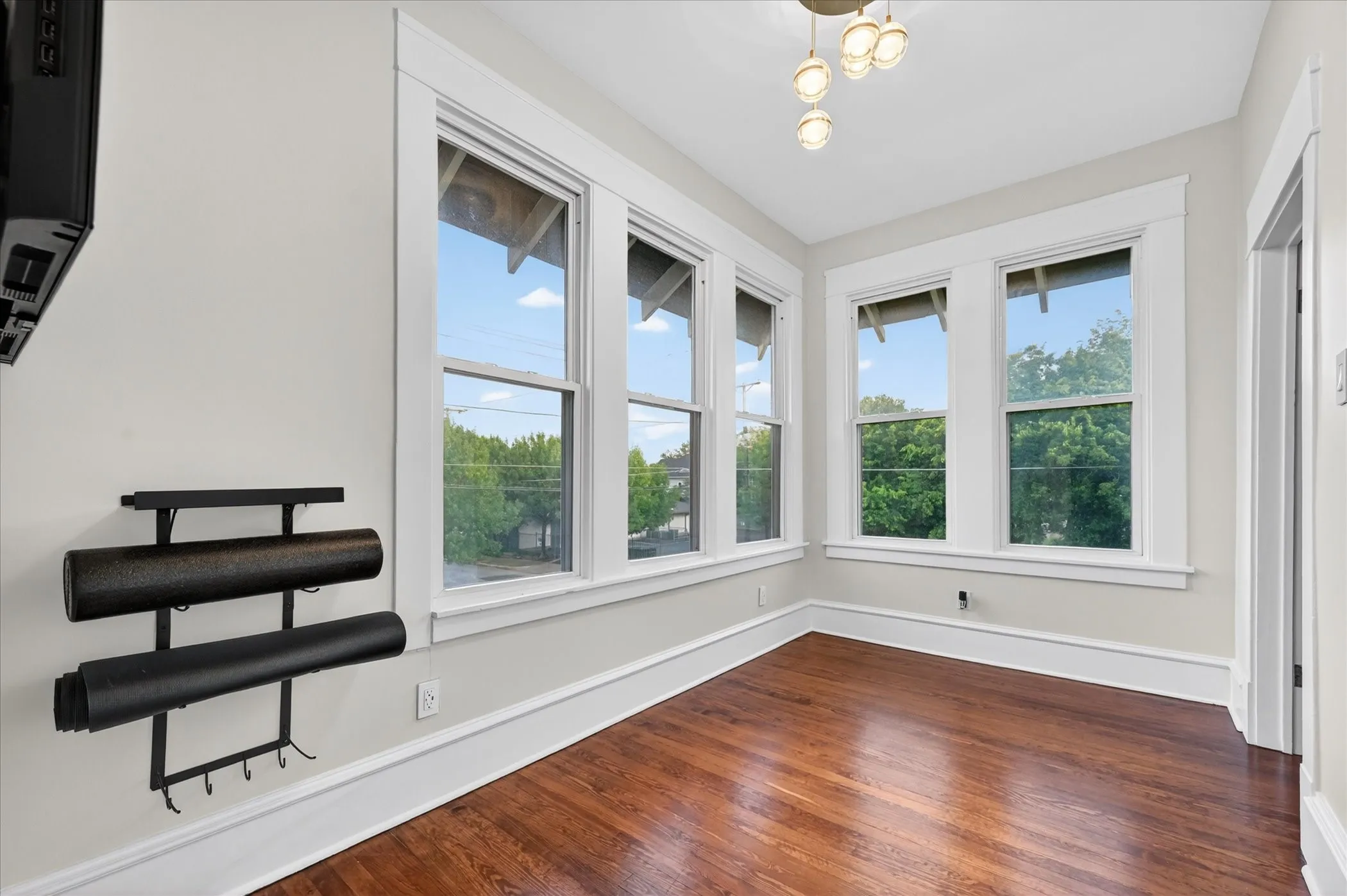 Single Family Residence For Sale in Dallas County , 802 Haines Avenue, Dallas, Texas 75208, 4 Bedroom, 3 Bathroom, 1 Garage spaces, 3,596 Sqft, built in 1918, mls#21244982, Real Estate Agent in Dallas, Homes For Sale in Dallas county, Homes For Sale in Dallas, Realtor in Dallas Texas, Real Estate Brokerage Independent Realty Texas, Luminita Cordes Realtor