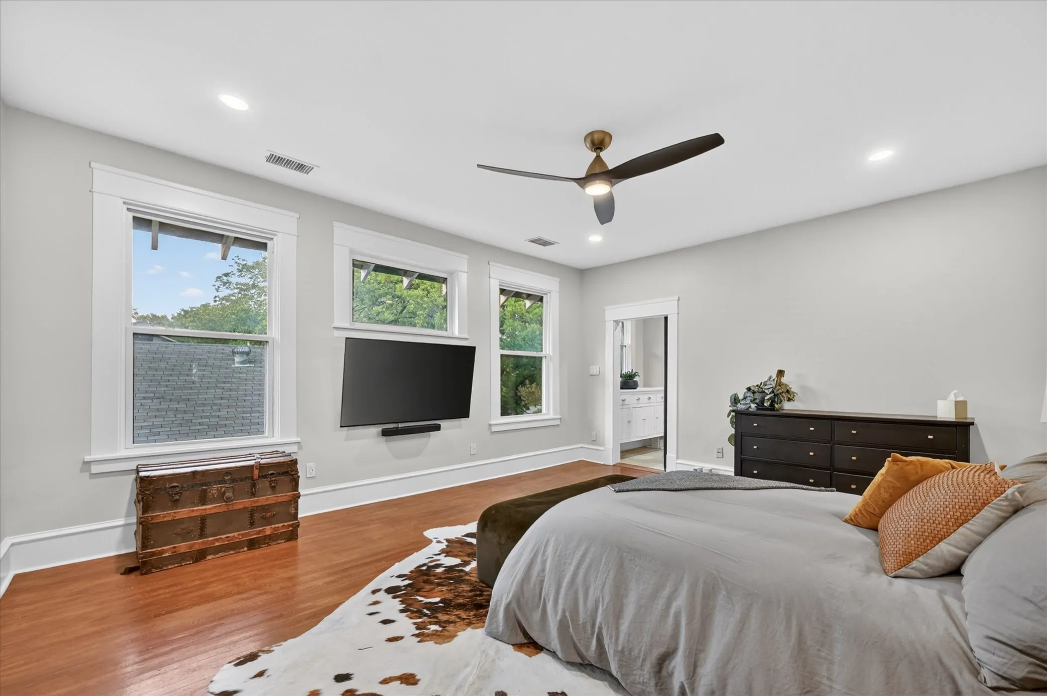 Single Family Residence For Sale in Dallas County , 802 Haines Avenue, Dallas, Texas 75208, 4 Bedroom, 3 Bathroom, 1 Garage spaces, 3,596 Sqft, built in 1918, mls#21244982, Real Estate Agent in Dallas, Homes For Sale in Dallas county, Homes For Sale in Dallas, Realtor in Dallas Texas, Real Estate Brokerage Independent Realty Texas, Luminita Cordes Realtor