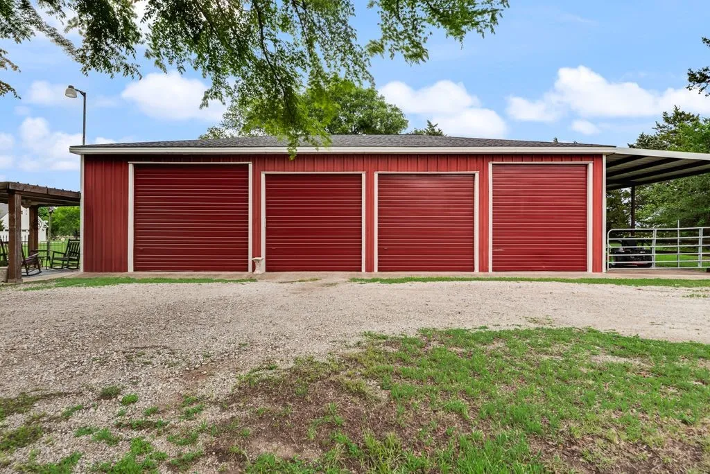 Single Family Residence For Sale in Kaufman County , 2880 County Road 249, Poetry, Texas 75160, 4 Bedroom, 5 Bathroom, 3 Garage spaces, 5,657 Sqft, built in 2011, Preowned, mls#21243061, Real Estate Agent in Poetry, Homes For Sale in Kaufman county, Homes For Sale in Poetry, Realtor in Poetry Texas, Real Estate Brokerage Independent Realty Texas, Luminita Cordes Realtor