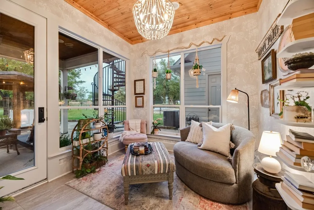 Sitting room overlooks the pool and backyard area