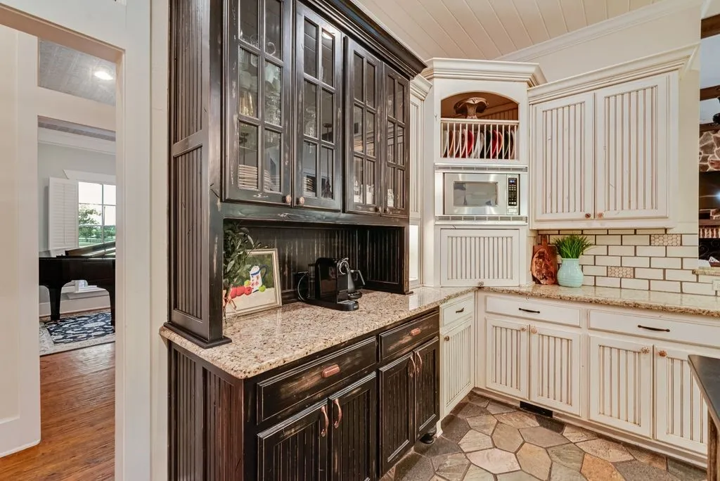 Single Family Residence For Sale in Kaufman County , 2880 County Road 249, Poetry, Texas 75160, 4 Bedroom, 5 Bathroom, 3 Garage spaces, 5,657 Sqft, built in 2011, Preowned, mls#21243061, Real Estate Agent in Poetry, Homes For Sale in Kaufman county, Homes For Sale in Poetry, Realtor in Poetry Texas, Real Estate Brokerage Independent Realty Texas, Luminita Cordes Realtor