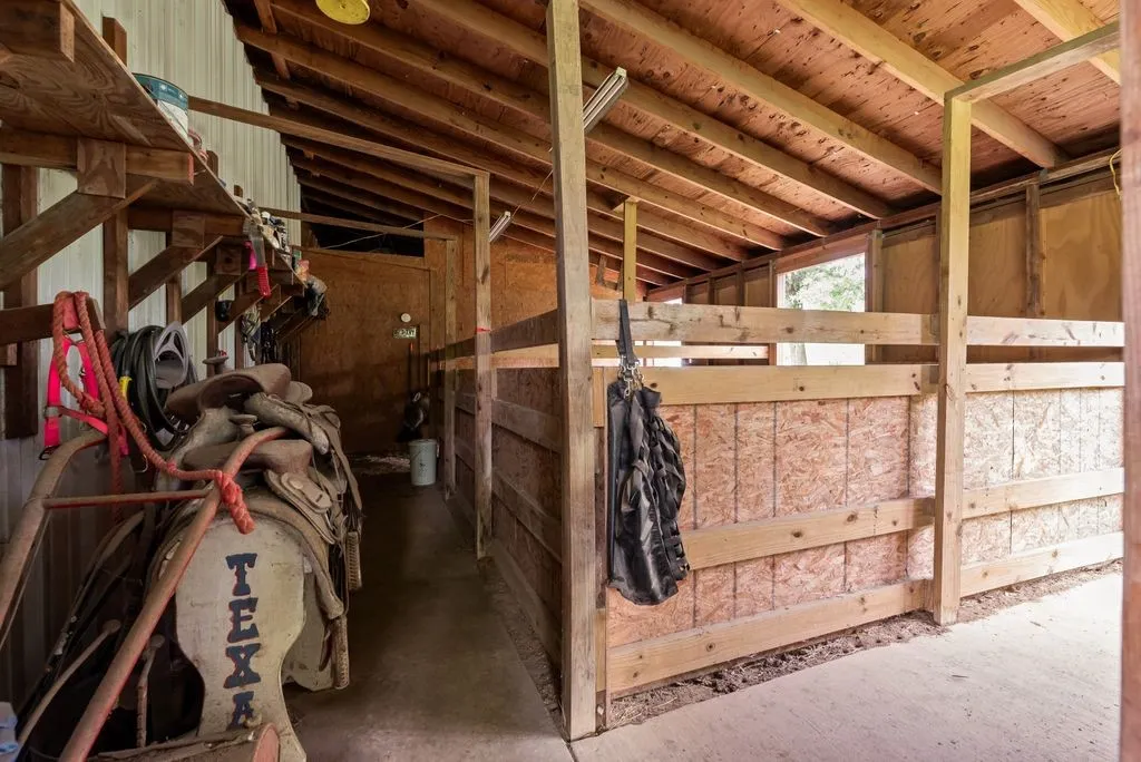Single Family Residence For Sale in Kaufman County , 2880 County Road 249, Poetry, Texas 75160, 4 Bedroom, 5 Bathroom, 3 Garage spaces, 5,657 Sqft, built in 2011, Preowned, mls#21243061, Real Estate Agent in Poetry, Homes For Sale in Kaufman county, Homes For Sale in Poetry, Realtor in Poetry Texas, Real Estate Brokerage Independent Realty Texas, Luminita Cordes Realtor