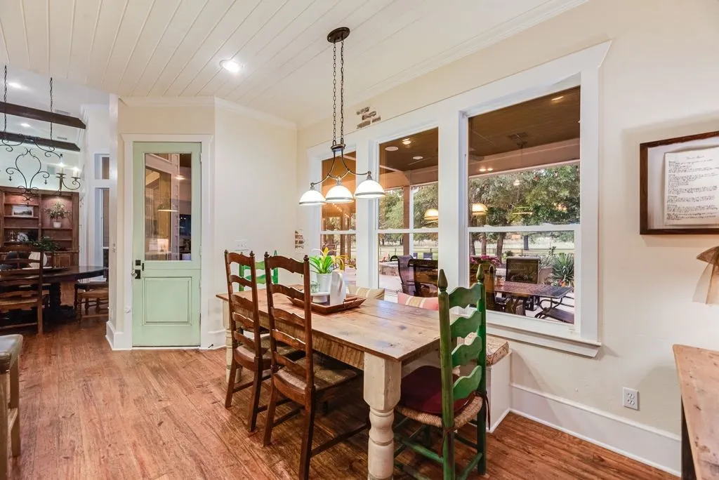 Breakfast nook area