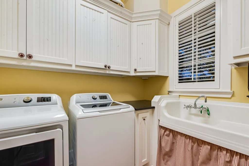 Single Family Residence For Sale in Kaufman County , 2880 County Road 249, Poetry, Texas 75160, 4 Bedroom, 5 Bathroom, 3 Garage spaces, 5,657 Sqft, built in 2011, Preowned, mls#21243061, Real Estate Agent in Poetry, Homes For Sale in Kaufman county, Homes For Sale in Poetry, Realtor in Poetry Texas, Real Estate Brokerage Independent Realty Texas, Luminita Cordes Realtor