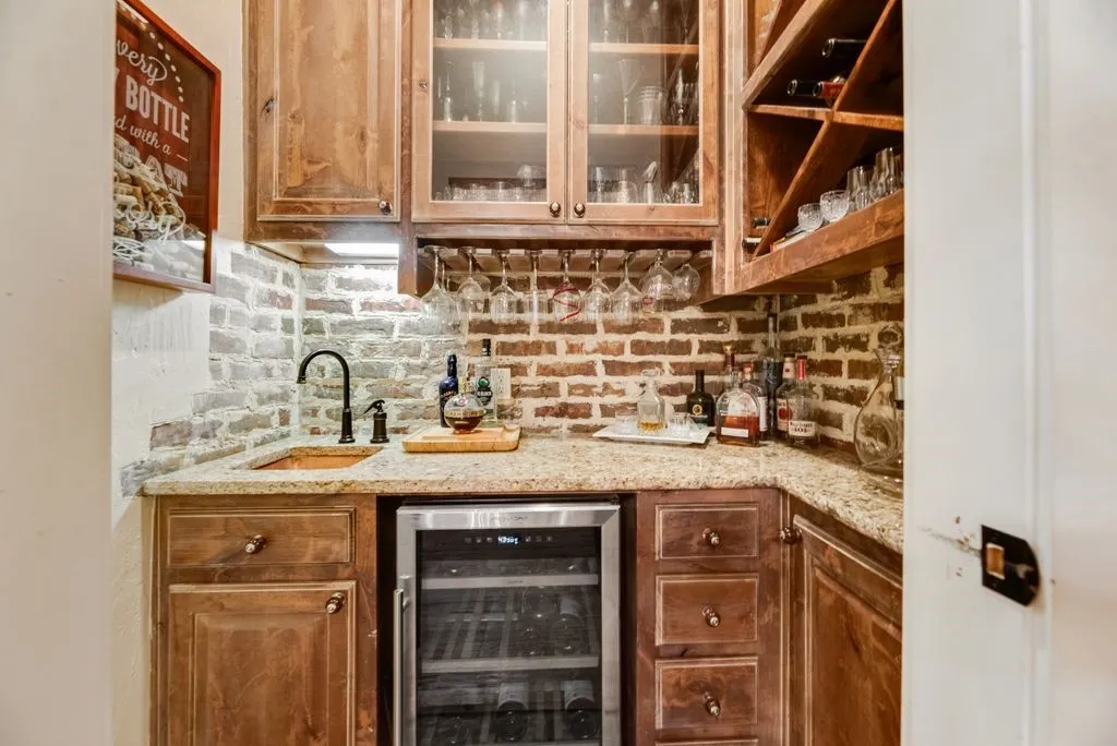 Single Family Residence For Sale in Kaufman County , 2880 County Road 249, Poetry, Texas 75160, 4 Bedroom, 5 Bathroom, 3 Garage spaces, 5,657 Sqft, built in 2011, Preowned, mls#21243061, Real Estate Agent in Poetry, Homes For Sale in Kaufman county, Homes For Sale in Poetry, Realtor in Poetry Texas, Real Estate Brokerage Independent Realty Texas, Luminita Cordes Realtor