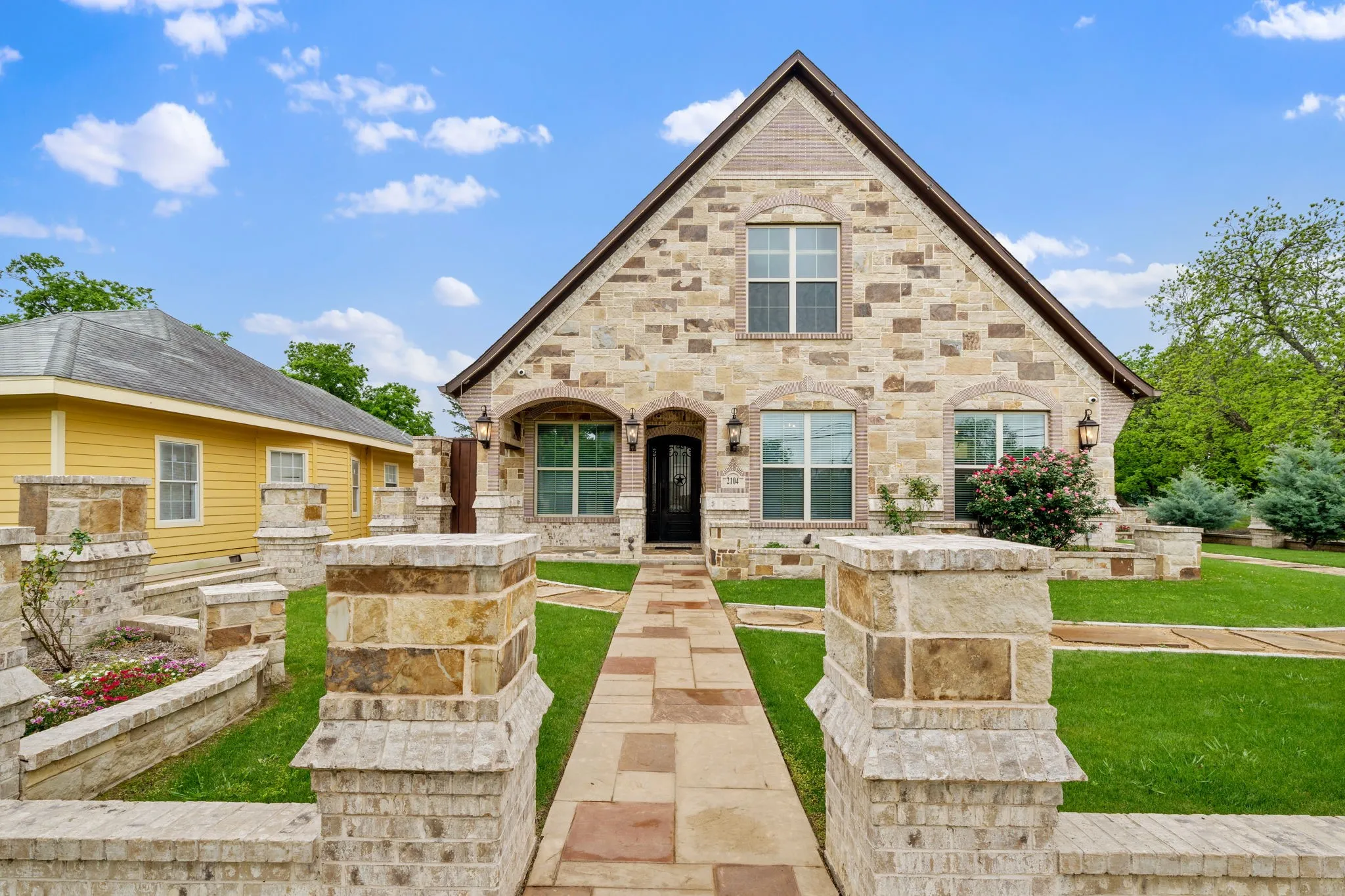 Single Family Residence For Sale in Hunt County , 2104 Wellington Street, Greenville, Texas 75401, 3 Bedroom, 3 Bathroom, 2 Garage spaces, 2,068 Sqft, built in 2019, mls#21241447, Real Estate Agent in Greenville, Homes For Sale in Hunt county, Homes For Sale in Greenville, Realtor in Greenville Texas, Real Estate Brokerage Independent Realty Texas, Luminita Cordes Realtor