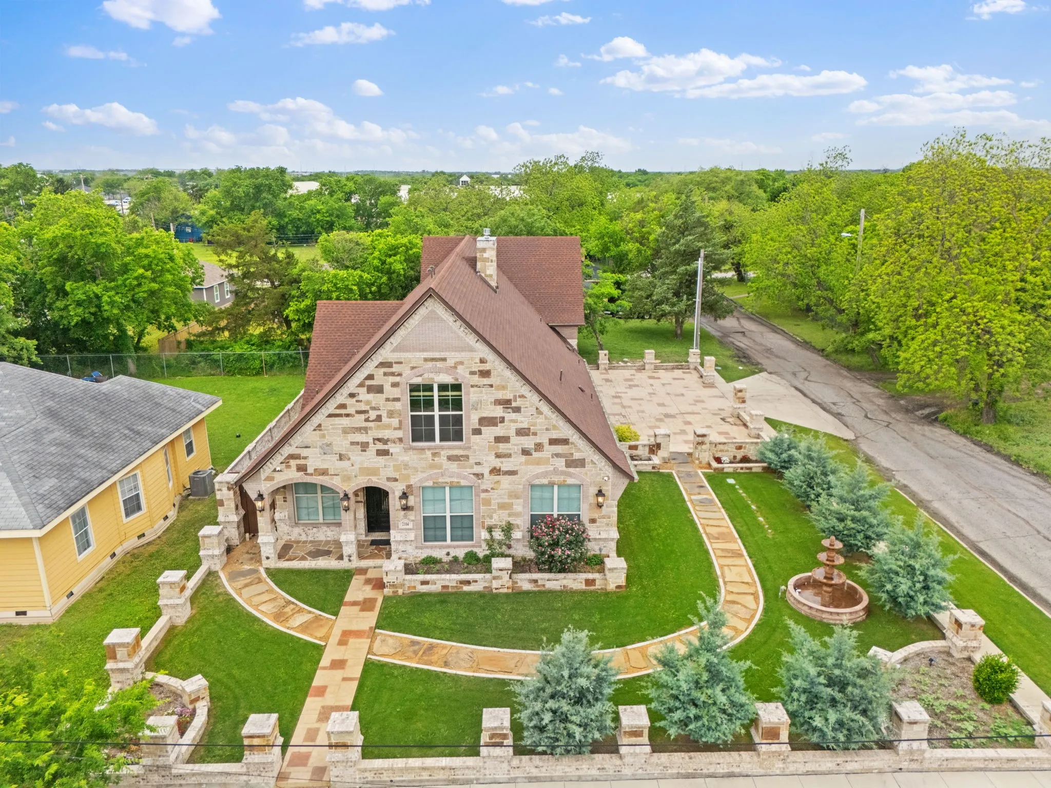 Single Family Residence For Sale in Hunt County , 2104 Wellington Street, Greenville, Texas 75401, 3 Bedroom, 3 Bathroom, 2 Garage spaces, 2,068 Sqft, built in 2019, mls#21241447, Real Estate Agent in Greenville, Homes For Sale in Hunt county, Homes For Sale in Greenville, Realtor in Greenville Texas, Real Estate Brokerage Independent Realty Texas, Luminita Cordes Realtor