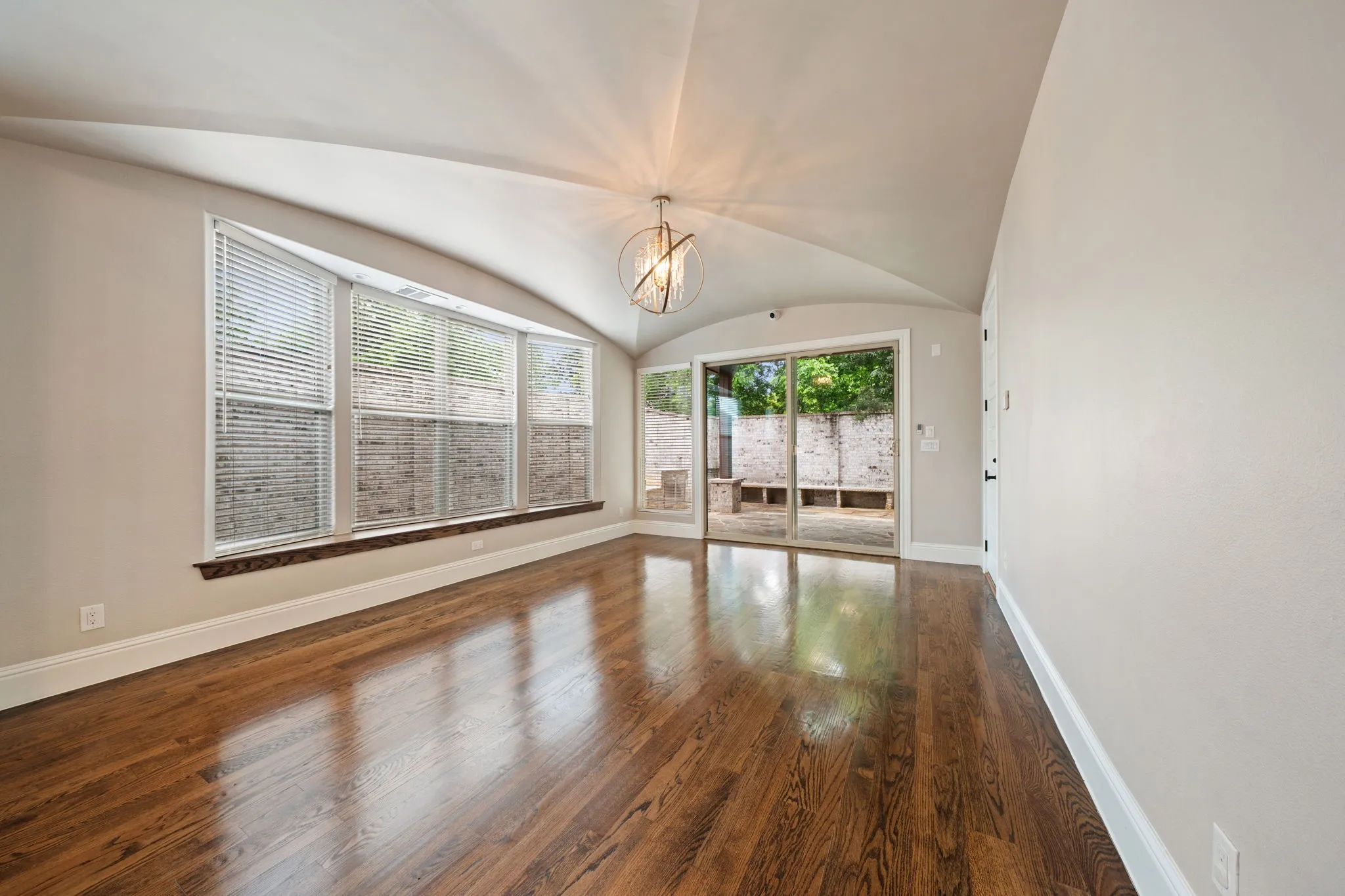 Single Family Residence For Sale in Hunt County , 2104 Wellington Street, Greenville, Texas 75401, 3 Bedroom, 3 Bathroom, 2 Garage spaces, 2,068 Sqft, built in 2019, mls#21241447, Real Estate Agent in Greenville, Homes For Sale in Hunt county, Homes For Sale in Greenville, Realtor in Greenville Texas, Real Estate Brokerage Independent Realty Texas, Luminita Cordes Realtor