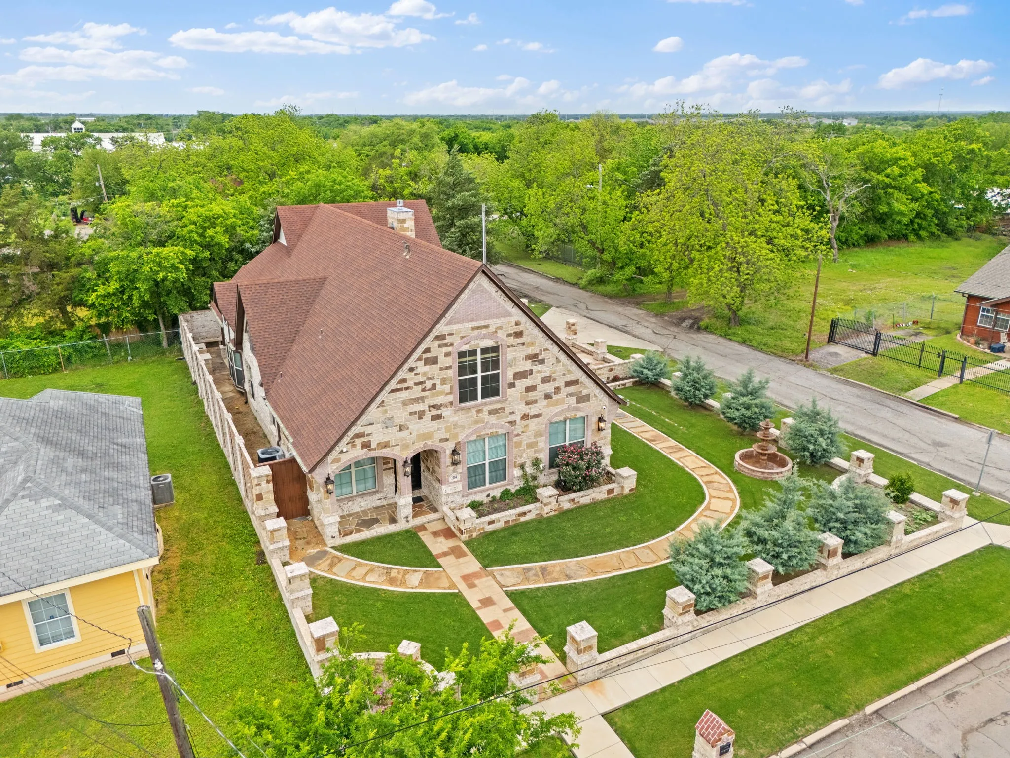 Single Family Residence For Sale in Hunt County , 2104 Wellington Street, Greenville, Texas 75401, 3 Bedroom, 3 Bathroom, 2 Garage spaces, 2,068 Sqft, built in 2019, mls#21241447, Real Estate Agent in Greenville, Homes For Sale in Hunt county, Homes For Sale in Greenville, Realtor in Greenville Texas, Real Estate Brokerage Independent Realty Texas, Luminita Cordes Realtor