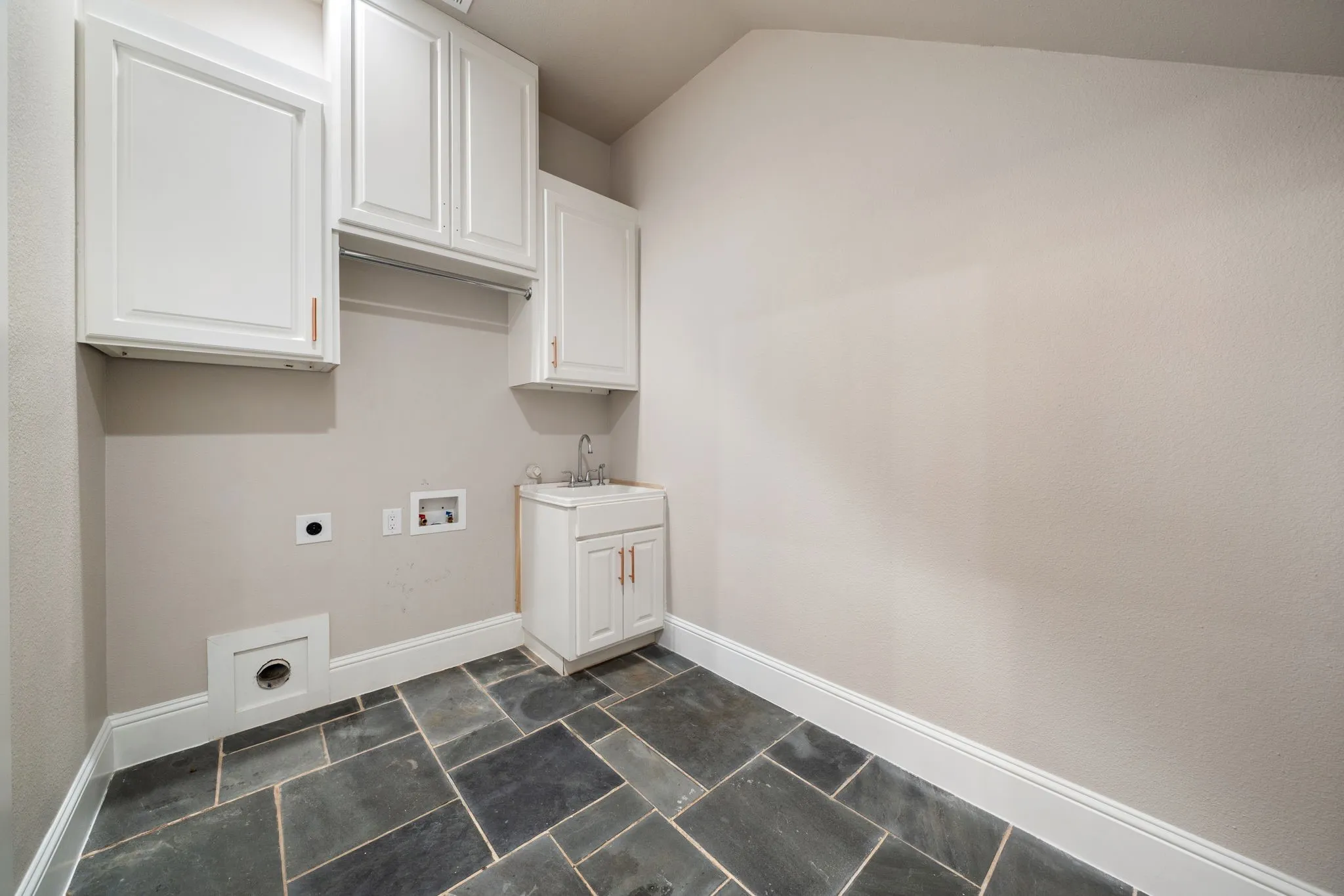 Single Family Residence For Sale in Hunt County , 2104 Wellington Street, Greenville, Texas 75401, 3 Bedroom, 3 Bathroom, 2 Garage spaces, 2,068 Sqft, built in 2019, mls#21241447, Real Estate Agent in Greenville, Homes For Sale in Hunt county, Homes For Sale in Greenville, Realtor in Greenville Texas, Real Estate Brokerage Independent Realty Texas, Luminita Cordes Realtor