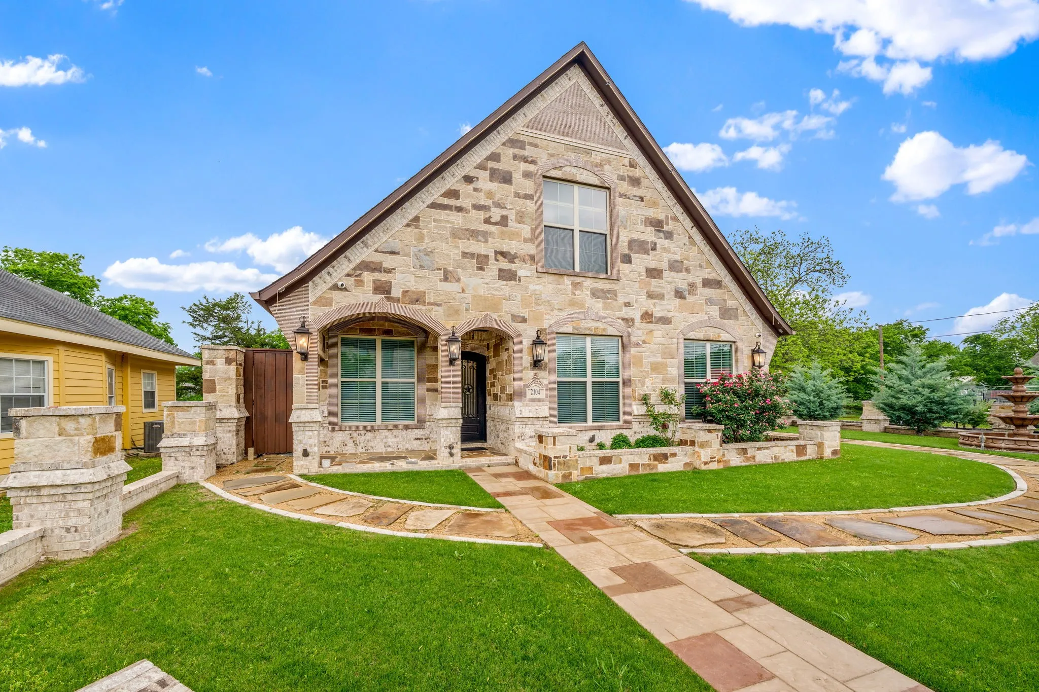Single Family Residence For Sale in Hunt County , 2104 Wellington Street, Greenville, Texas 75401, 3 Bedroom, 3 Bathroom, 2 Garage spaces, 2,068 Sqft, built in 2019, mls#21241447, Real Estate Agent in Greenville, Homes For Sale in Hunt county, Homes For Sale in Greenville, Realtor in Greenville Texas, Real Estate Brokerage Independent Realty Texas, Luminita Cordes Realtor