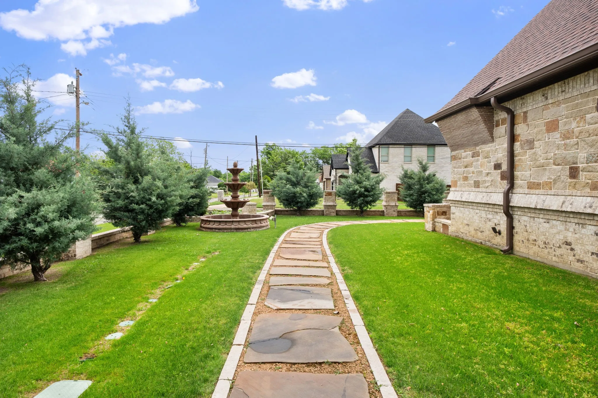 Single Family Residence For Sale in Hunt County , 2104 Wellington Street, Greenville, Texas 75401, 3 Bedroom, 3 Bathroom, 2 Garage spaces, 2,068 Sqft, built in 2019, mls#21241447, Real Estate Agent in Greenville, Homes For Sale in Hunt county, Homes For Sale in Greenville, Realtor in Greenville Texas, Real Estate Brokerage Independent Realty Texas, Luminita Cordes Realtor