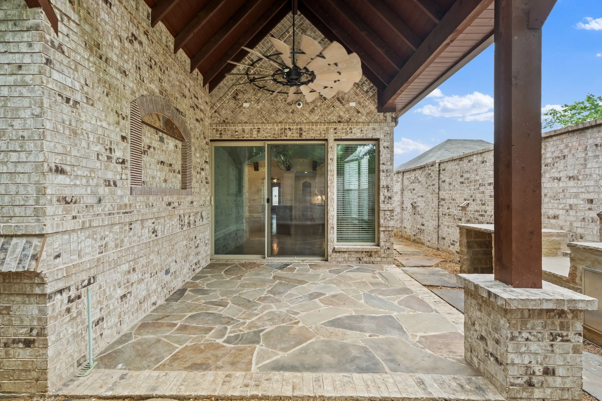 Single Family Residence For Sale in Hunt County , 2104 Wellington Street, Greenville, Texas 75401, 3 Bedroom, 3 Bathroom, 2 Garage spaces, 2,068 Sqft, built in 2019, mls#21241447, Real Estate Agent in Greenville, Homes For Sale in Hunt county, Homes For Sale in Greenville, Realtor in Greenville Texas, Real Estate Brokerage Independent Realty Texas, Luminita Cordes Realtor