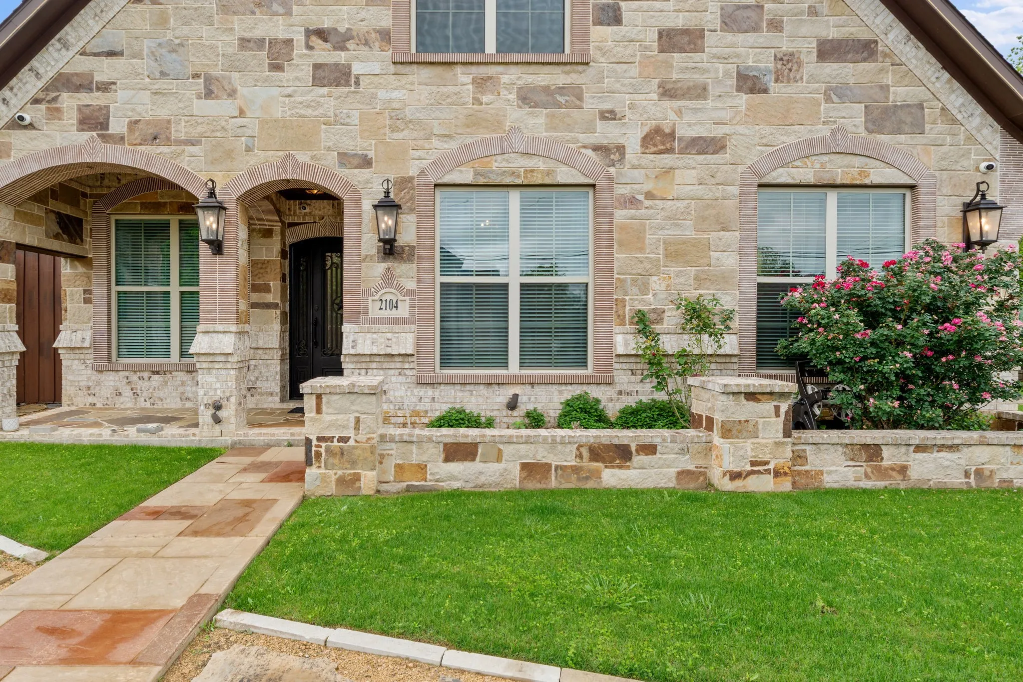 Single Family Residence For Sale in Hunt County , 2104 Wellington Street, Greenville, Texas 75401, 3 Bedroom, 3 Bathroom, 2 Garage spaces, 2,068 Sqft, built in 2019, mls#21241447, Real Estate Agent in Greenville, Homes For Sale in Hunt county, Homes For Sale in Greenville, Realtor in Greenville Texas, Real Estate Brokerage Independent Realty Texas, Luminita Cordes Realtor