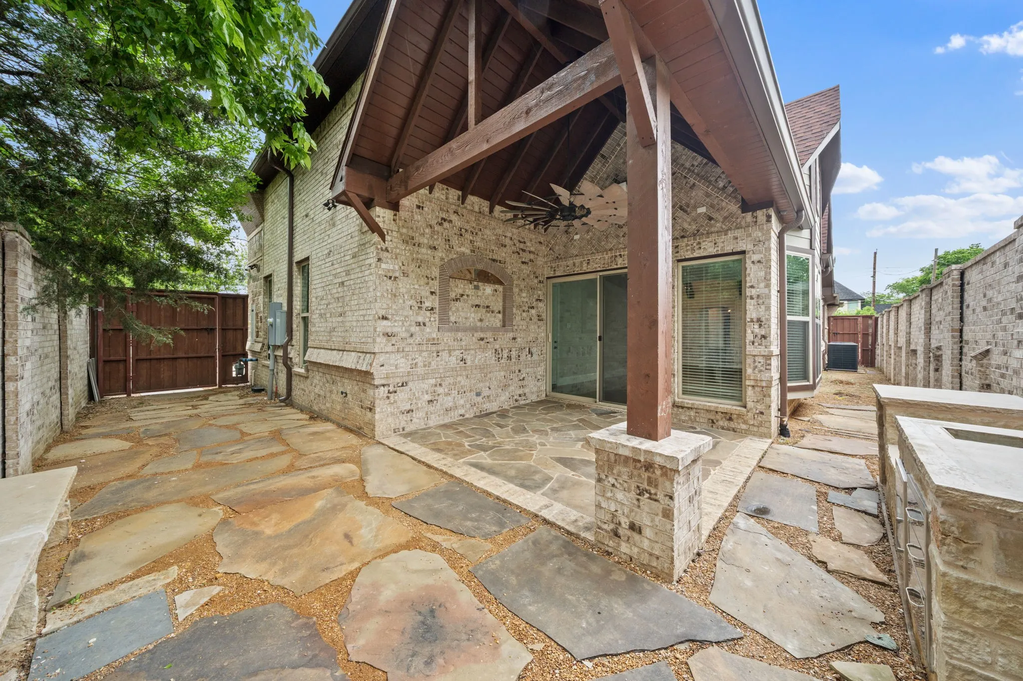 Single Family Residence For Sale in Hunt County , 2104 Wellington Street, Greenville, Texas 75401, 3 Bedroom, 3 Bathroom, 2 Garage spaces, 2,068 Sqft, built in 2019, mls#21241447, Real Estate Agent in Greenville, Homes For Sale in Hunt county, Homes For Sale in Greenville, Realtor in Greenville Texas, Real Estate Brokerage Independent Realty Texas, Luminita Cordes Realtor