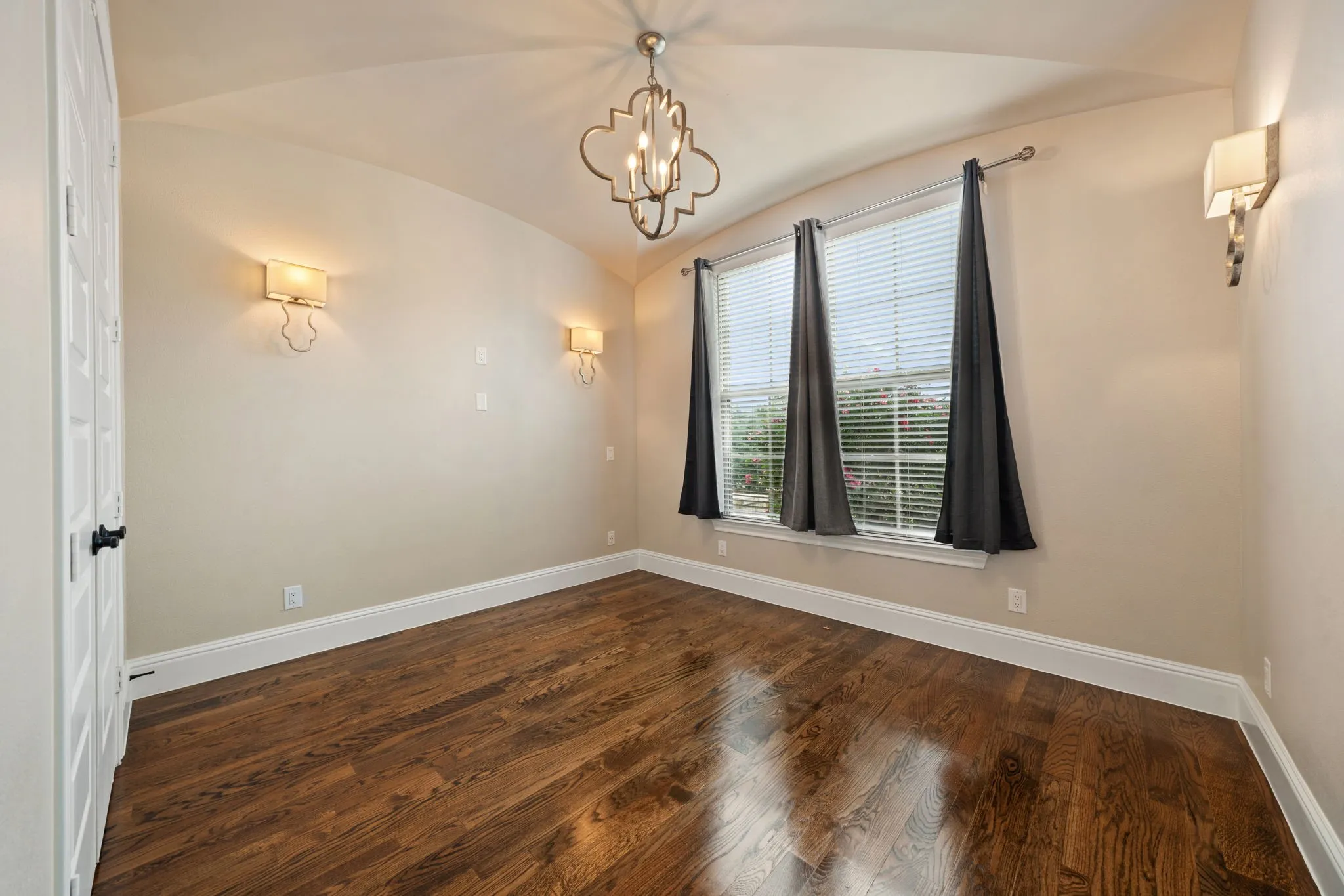 Single Family Residence For Sale in Hunt County , 2104 Wellington Street, Greenville, Texas 75401, 3 Bedroom, 3 Bathroom, 2 Garage spaces, 2,068 Sqft, built in 2019, mls#21241447, Real Estate Agent in Greenville, Homes For Sale in Hunt county, Homes For Sale in Greenville, Realtor in Greenville Texas, Real Estate Brokerage Independent Realty Texas, Luminita Cordes Realtor