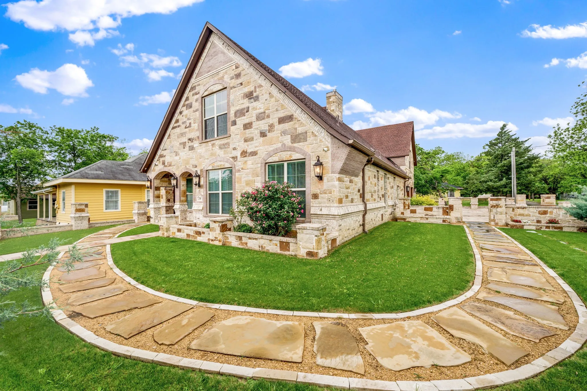 Single Family Residence For Sale in Hunt County , 2104 Wellington Street, Greenville, Texas 75401, 3 Bedroom, 3 Bathroom, 2 Garage spaces, 2,068 Sqft, built in 2019, mls#21241447, Real Estate Agent in Greenville, Homes For Sale in Hunt county, Homes For Sale in Greenville, Realtor in Greenville Texas, Real Estate Brokerage Independent Realty Texas, Luminita Cordes Realtor