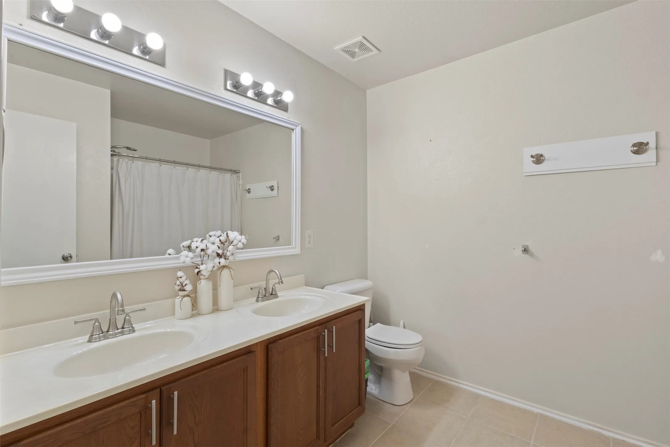 Single Family Residence For Sale in Rockwall County , 2817 Lake Terrace Drive, Wylie, Texas 75098, 4 Bedroom, 3 Bathroom, 2 Garage spaces, 2,730 Sqft, built in 2005, mls#21245283, Real Estate Agent in Wylie, Homes For Sale in Rockwall county, Homes For Sale in Wylie, Realtor in Wylie Texas, Real Estate Brokerage Independent Realty Texas, Luminita Cordes Realtor