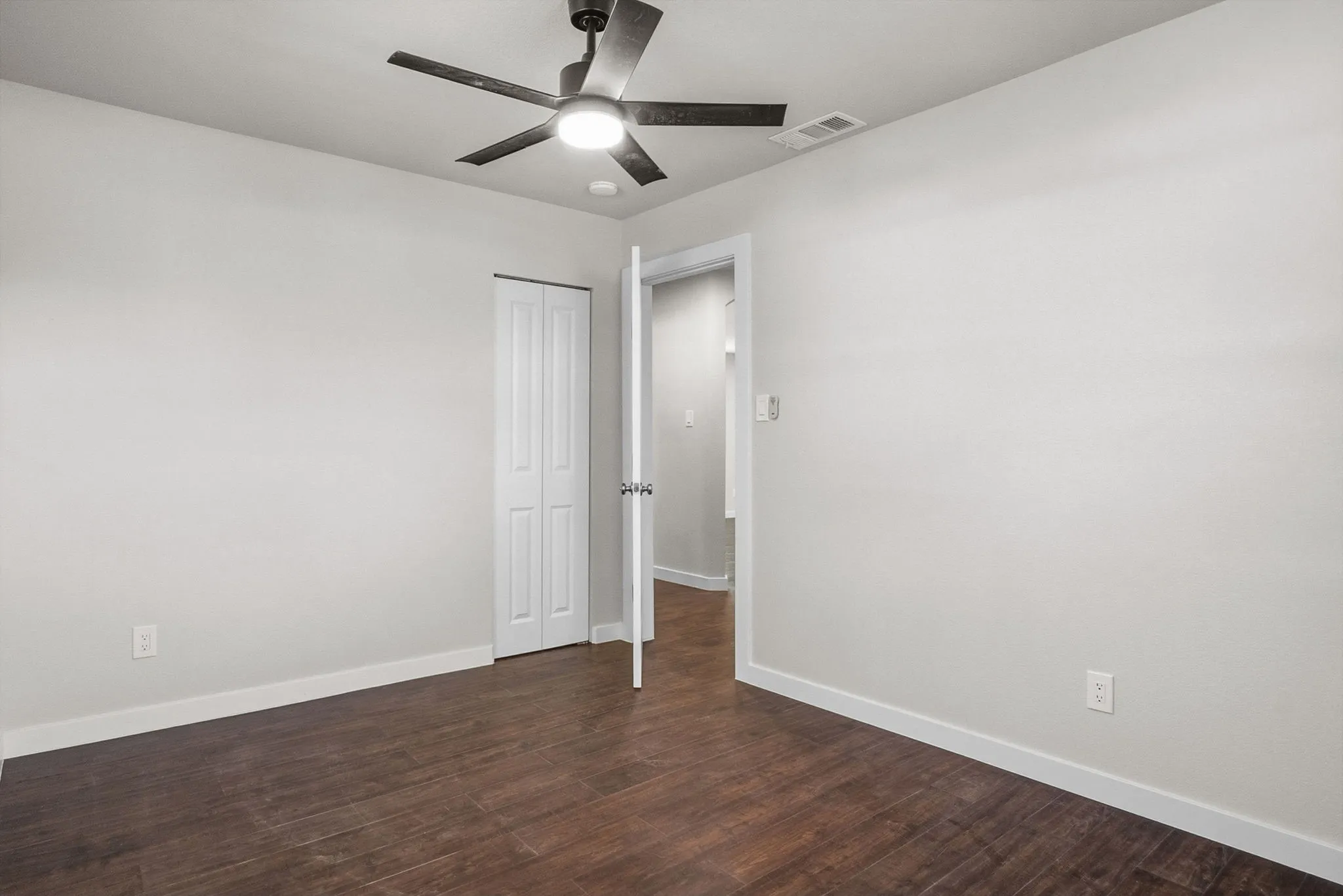 Single Family Residence For Sale in Parker County , 1318 W Water Street, Weatherford, Texas 76086, 3 Bedroom, 2 Bathroom, 1 Garage spaces, 1,547 Sqft, built in 1955, Preowned, mls#21249669, Real Estate Agent in Weatherford, Homes For Sale in Parker county, Homes For Sale in Weatherford, Realtor in Weatherford Texas, Real Estate Brokerage Independent Realty Texas, Luminita Cordes Realtor