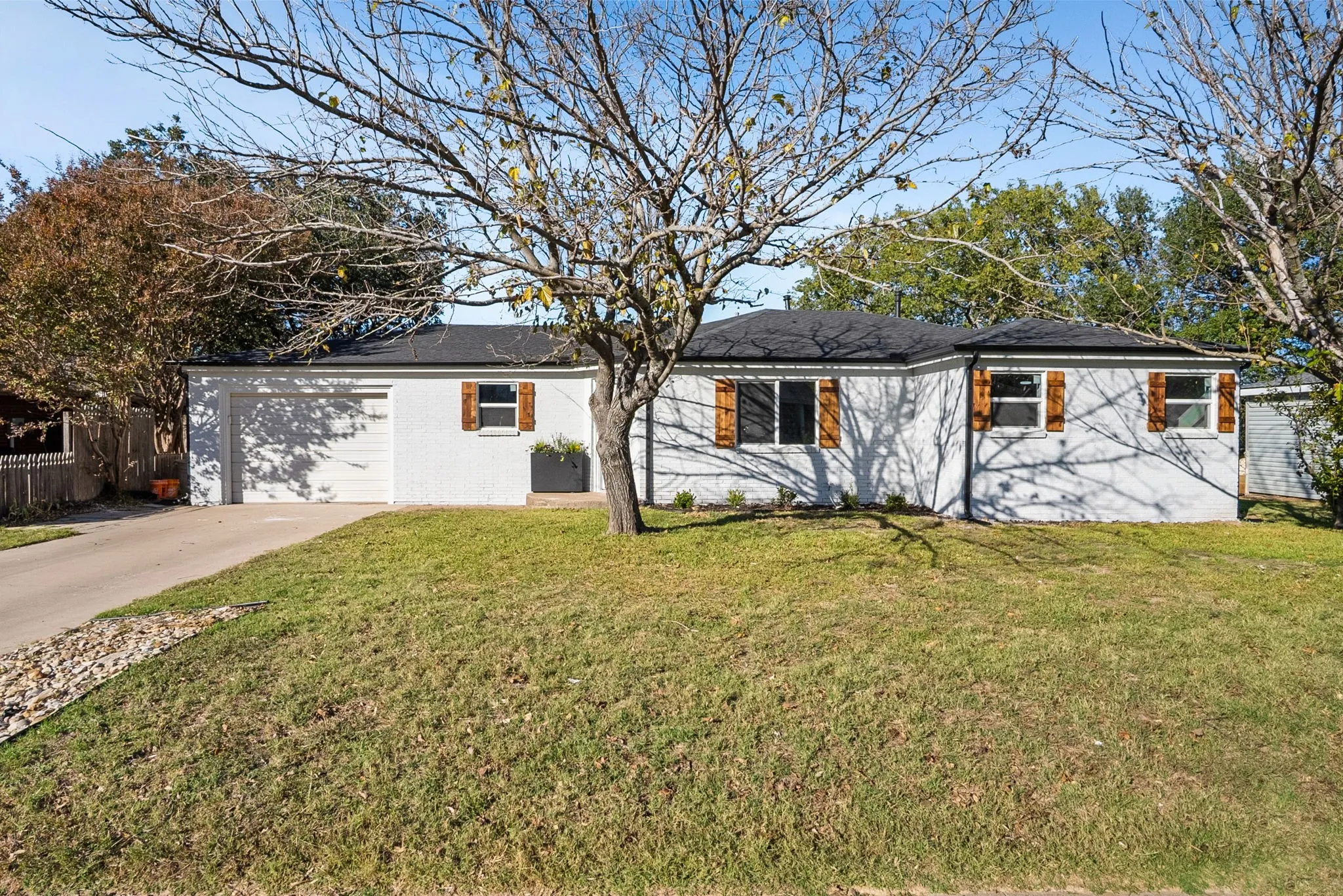 Single Family Residence For Sale in Parker County , 1318 W Water Street, Weatherford, Texas 76086, 3 Bedroom, 2 Bathroom, 1 Garage spaces, 1,547 Sqft, built in 1955, Preowned, mls#21249669, Real Estate Agent in Weatherford, Homes For Sale in Parker county, Homes For Sale in Weatherford, Realtor in Weatherford Texas, Real Estate Brokerage Independent Realty Texas, Luminita Cordes Realtor