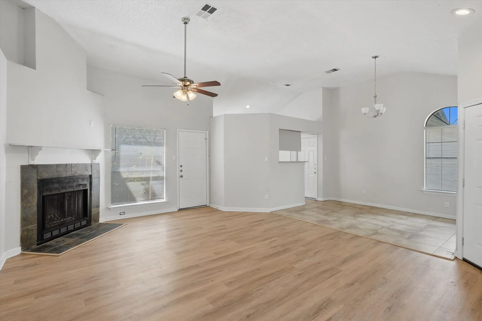 Single Family Residence For Sale in Tarrant County , 6816 Fire Hill Drive, Fort Worth, Texas 76137, 3 Bedroom, 2 Bathroom, 2 Garage spaces, 1,462 Sqft, built in 1984, mls#21240068, Real Estate Agent in Fort Worth, Homes For Sale in Tarrant county, Homes For Sale in Fort Worth, Realtor in Fort Worth Texas, Real Estate Brokerage Independent Realty Texas, Luminita Cordes Realtor