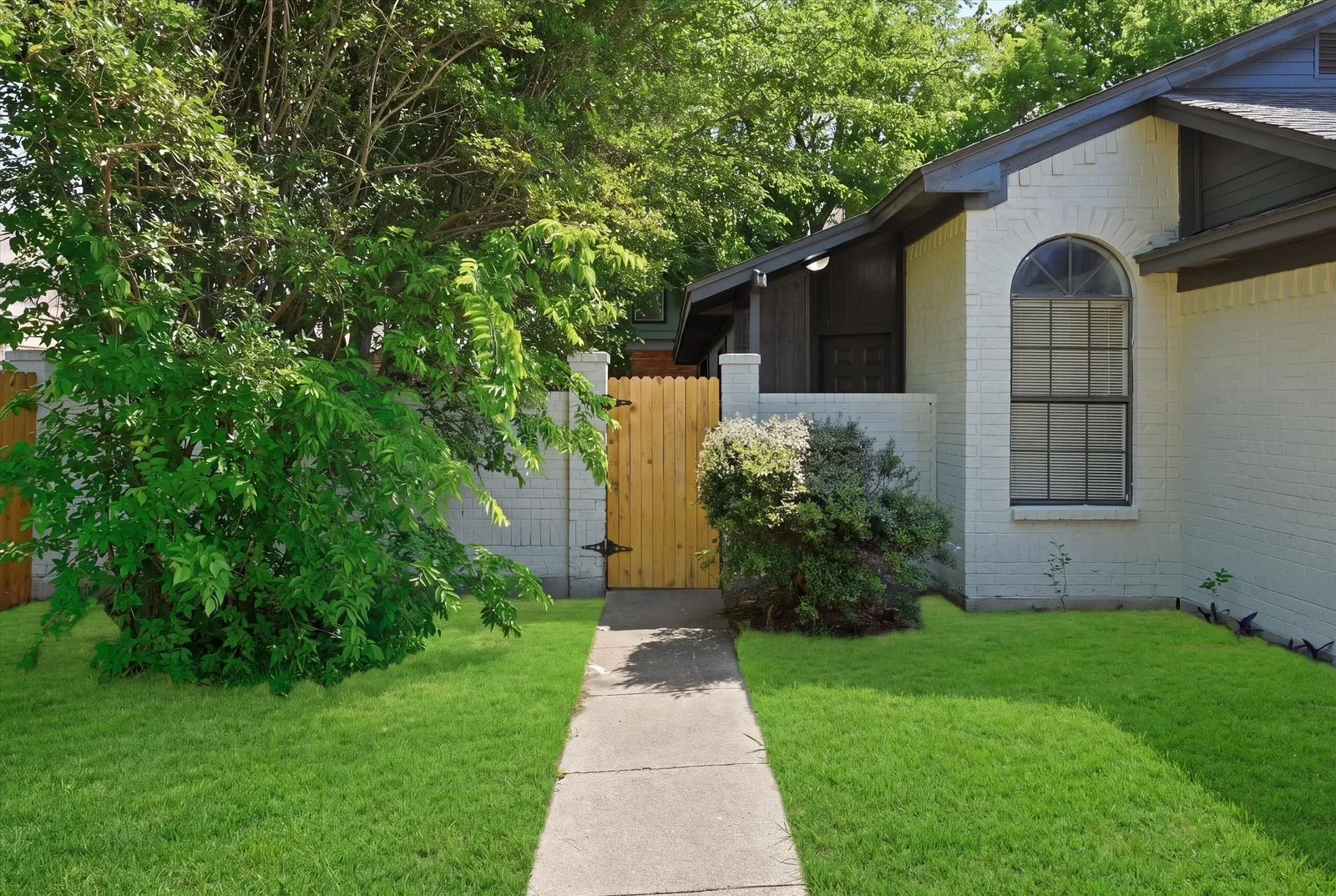 Single Family Residence For Sale in Tarrant County , 6816 Fire Hill Drive, Fort Worth, Texas 76137, 3 Bedroom, 2 Bathroom, 2 Garage spaces, 1,462 Sqft, built in 1984, mls#21240068, Real Estate Agent in Fort Worth, Homes For Sale in Tarrant county, Homes For Sale in Fort Worth, Realtor in Fort Worth Texas, Real Estate Brokerage Independent Realty Texas, Luminita Cordes Realtor