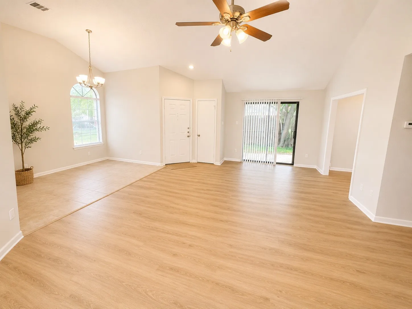 Single Family Residence For Sale in Tarrant County , 6816 Fire Hill Drive, Fort Worth, Texas 76137, 3 Bedroom, 2 Bathroom, 2 Garage spaces, 1,462 Sqft, built in 1984, mls#21240068, Real Estate Agent in Fort Worth, Homes For Sale in Tarrant county, Homes For Sale in Fort Worth, Realtor in Fort Worth Texas, Real Estate Brokerage Independent Realty Texas, Luminita Cordes Realtor