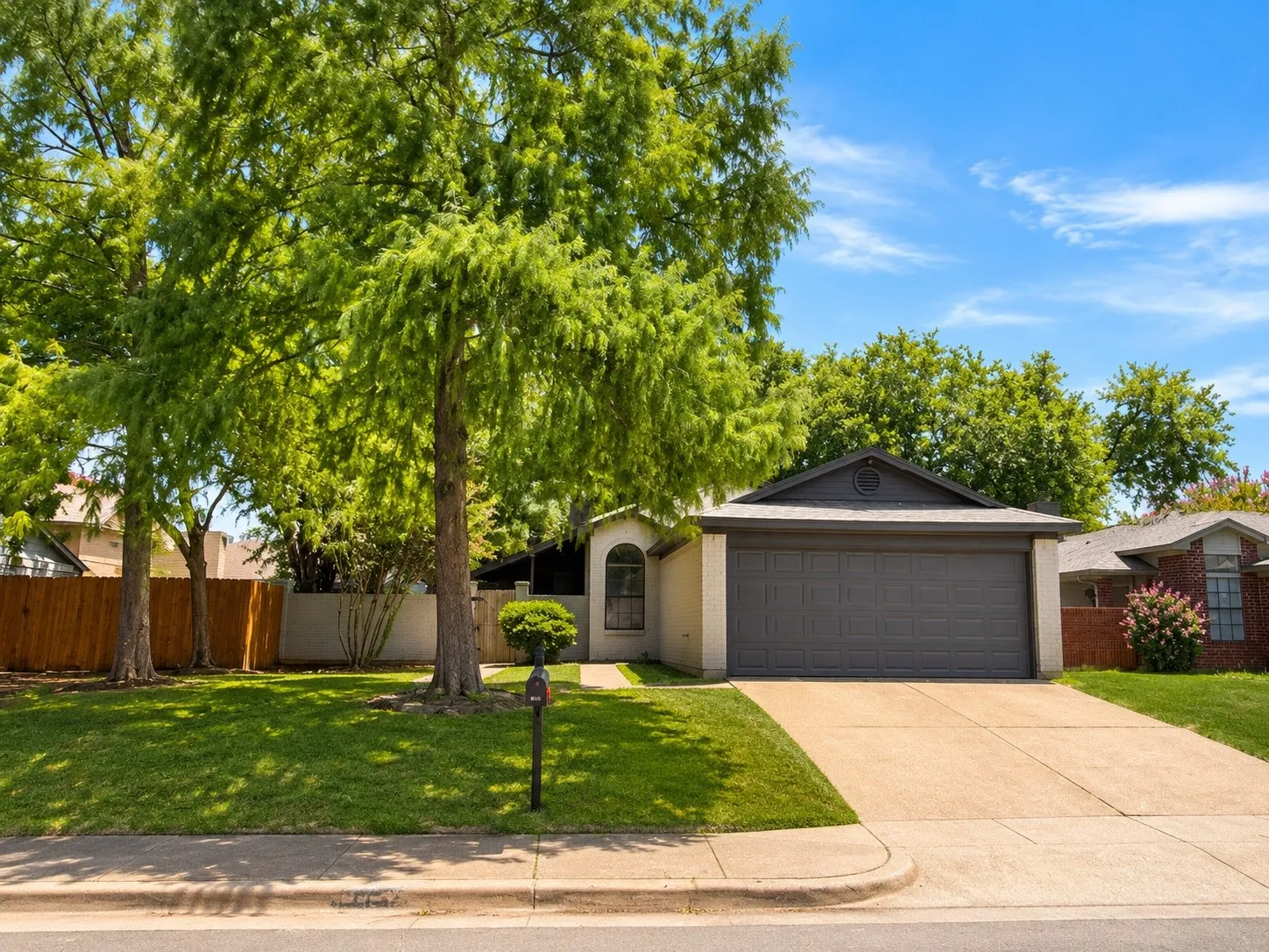 Single Family Residence For Sale in Tarrant County , 6816 Fire Hill Drive, Fort Worth, Texas 76137, 3 Bedroom, 2 Bathroom, 2 Garage spaces, 1,462 Sqft, built in 1984, mls#21240068, Real Estate Agent in Fort Worth, Homes For Sale in Tarrant county, Homes For Sale in Fort Worth, Realtor in Fort Worth Texas, Real Estate Brokerage Independent Realty Texas, Luminita Cordes Realtor