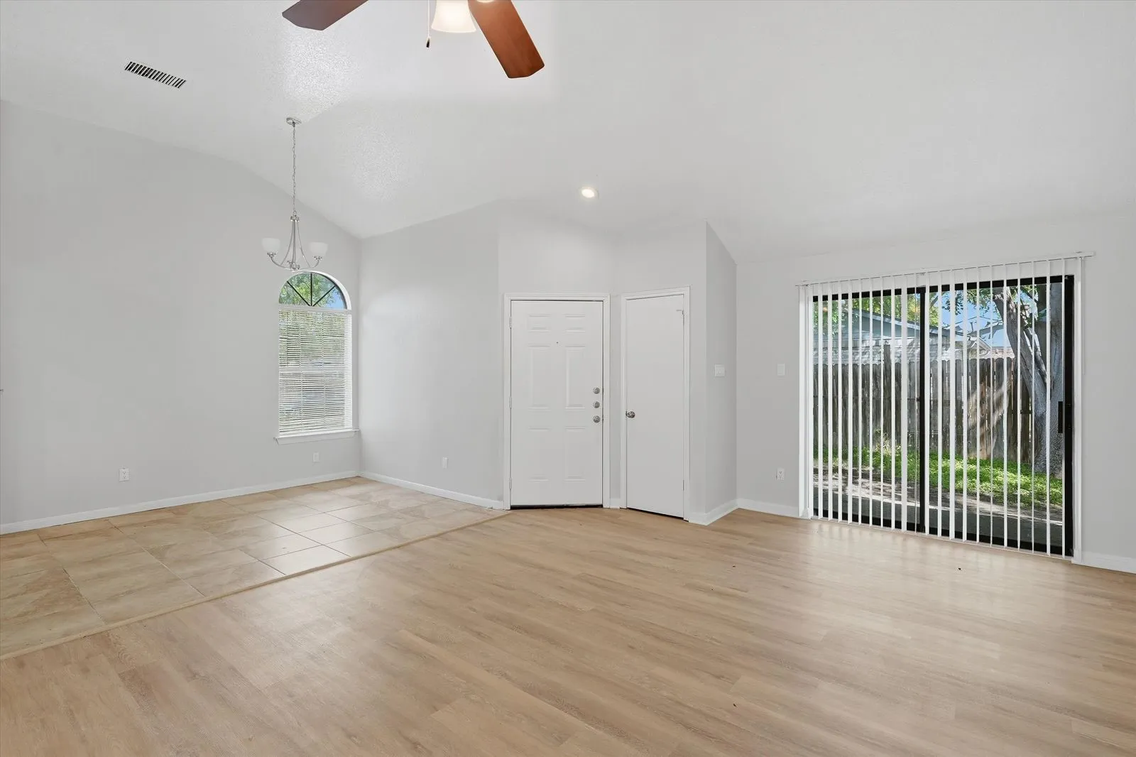 Single Family Residence For Sale in Tarrant County , 6816 Fire Hill Drive, Fort Worth, Texas 76137, 3 Bedroom, 2 Bathroom, 2 Garage spaces, 1,462 Sqft, built in 1984, mls#21240068, Real Estate Agent in Fort Worth, Homes For Sale in Tarrant county, Homes For Sale in Fort Worth, Realtor in Fort Worth Texas, Real Estate Brokerage Independent Realty Texas, Luminita Cordes Realtor