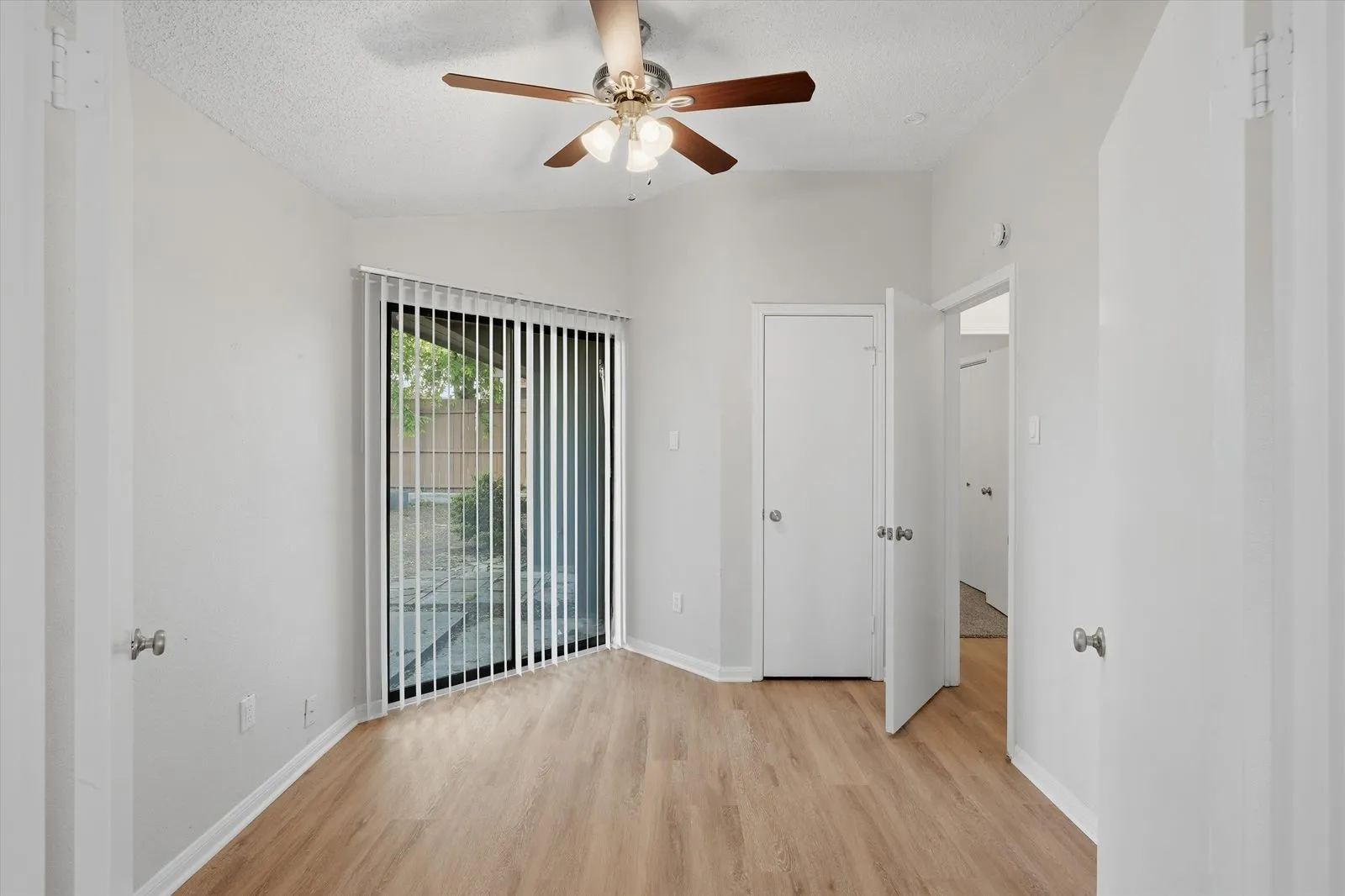 Single Family Residence For Sale in Tarrant County , 6816 Fire Hill Drive, Fort Worth, Texas 76137, 3 Bedroom, 2 Bathroom, 2 Garage spaces, 1,462 Sqft, built in 1984, mls#21240068, Real Estate Agent in Fort Worth, Homes For Sale in Tarrant county, Homes For Sale in Fort Worth, Realtor in Fort Worth Texas, Real Estate Brokerage Independent Realty Texas, Luminita Cordes Realtor