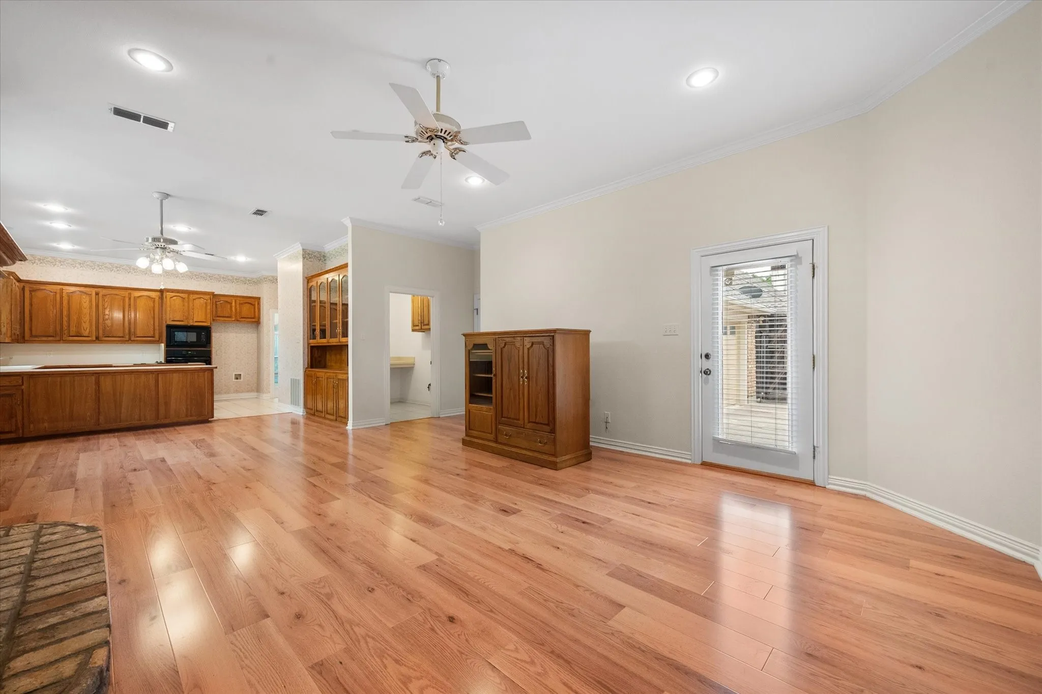 Single Family Residence For Sale in Tarrant County , 5200 Independence Avenue, Arlington, Texas 76017, 2 Bedroom, 2 Bathroom, 2 Garage spaces, 2,284 Sqft, built in 1992, mls#21231138, Real Estate Agent in Arlington, Homes For Sale in Tarrant county, Homes For Sale in Arlington, Realtor in Arlington Texas, Real Estate Brokerage Independent Realty Texas, Luminita Cordes Realtor
