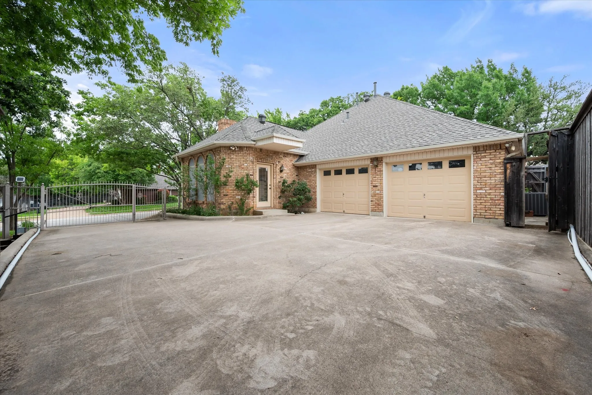 Large back pad for entertaining space. Three car garage!