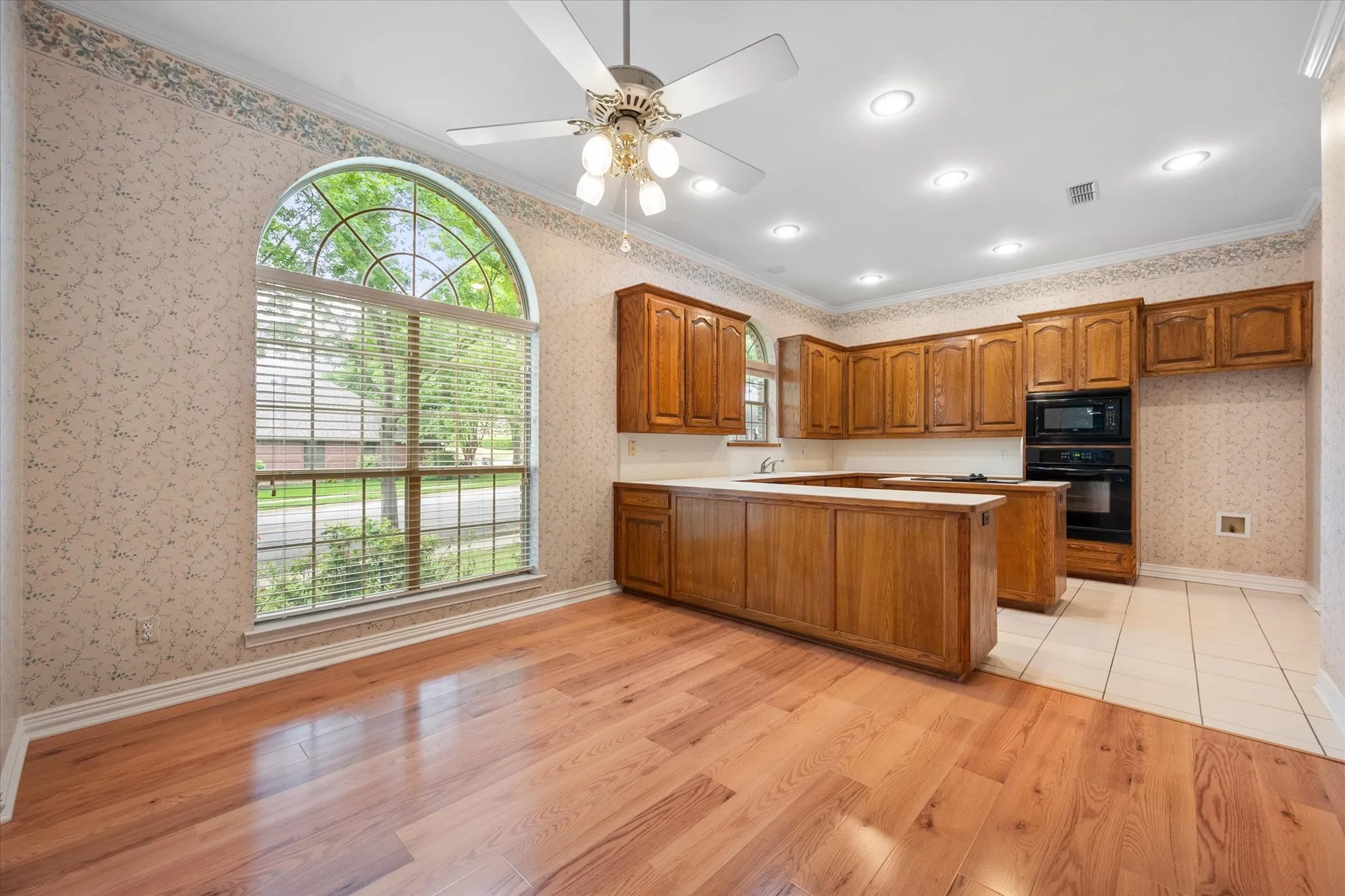 Single Family Residence For Sale in Tarrant County , 5200 Independence Avenue, Arlington, Texas 76017, 2 Bedroom, 2 Bathroom, 2 Garage spaces, 2,284 Sqft, built in 1992, mls#21231138, Real Estate Agent in Arlington, Homes For Sale in Tarrant county, Homes For Sale in Arlington, Realtor in Arlington Texas, Real Estate Brokerage Independent Realty Texas, Luminita Cordes Realtor