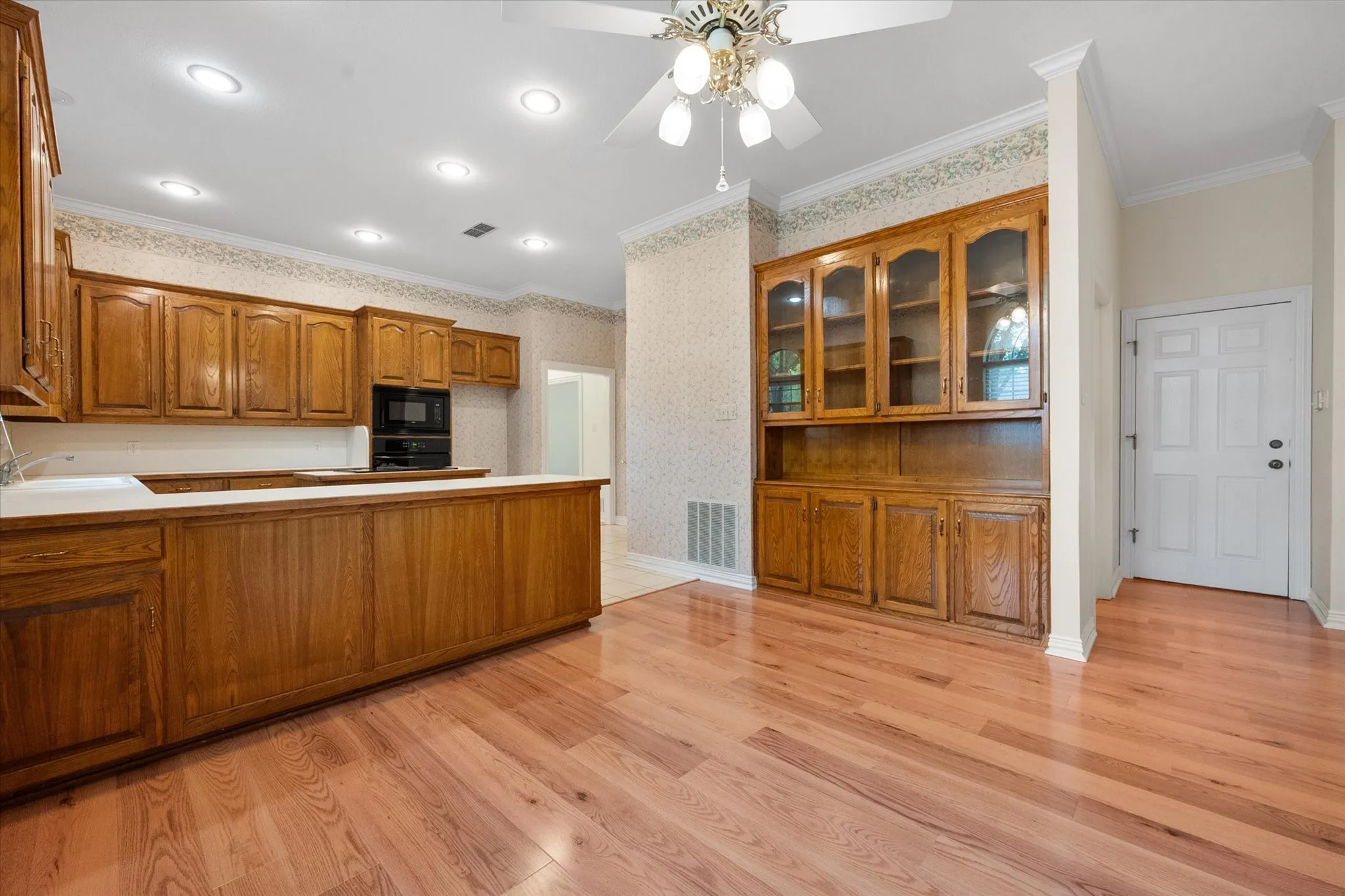 Single Family Residence For Sale in Tarrant County , 5200 Independence Avenue, Arlington, Texas 76017, 2 Bedroom, 2 Bathroom, 2 Garage spaces, 2,284 Sqft, built in 1992, mls#21231138, Real Estate Agent in Arlington, Homes For Sale in Tarrant county, Homes For Sale in Arlington, Realtor in Arlington Texas, Real Estate Brokerage Independent Realty Texas, Luminita Cordes Realtor