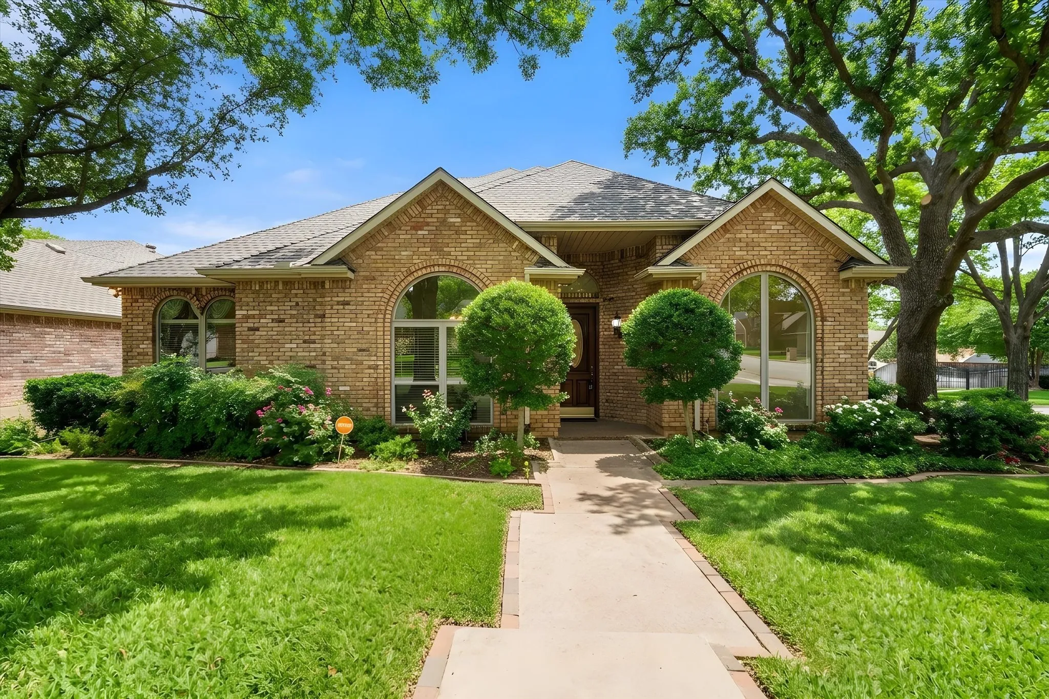 Single Family Residence For Sale in Tarrant County , 5200 Independence Avenue, Arlington, Texas 76017, 2 Bedroom, 2 Bathroom, 2 Garage spaces, 2,284 Sqft, built in 1992, mls#21231138, Real Estate Agent in Arlington, Homes For Sale in Tarrant county, Homes For Sale in Arlington, Realtor in Arlington Texas, Real Estate Brokerage Independent Realty Texas, Luminita Cordes Realtor