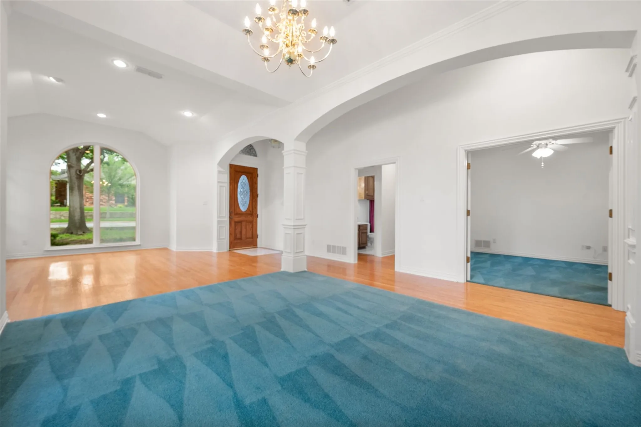 Single Family Residence For Sale in Tarrant County , 5200 Independence Avenue, Arlington, Texas 76017, 2 Bedroom, 2 Bathroom, 2 Garage spaces, 2,284 Sqft, built in 1992, mls#21231138, Real Estate Agent in Arlington, Homes For Sale in Tarrant county, Homes For Sale in Arlington, Realtor in Arlington Texas, Real Estate Brokerage Independent Realty Texas, Luminita Cordes Realtor