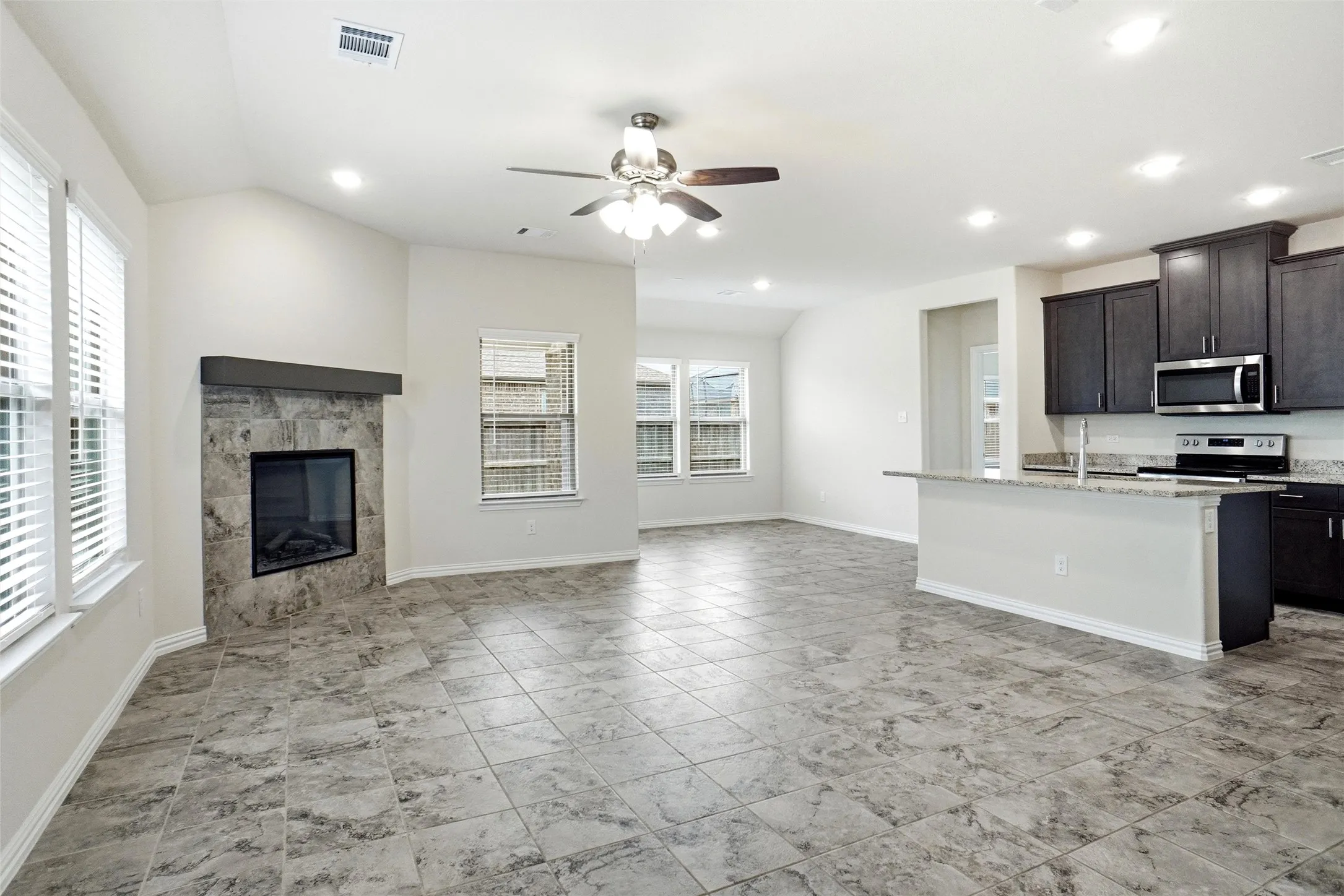 Single Family Residence For Sale in Denton County , 3017 Cliffview Drive, Sanger, Texas 76266, 3 Bedroom, 2 Bathroom, 2 Garage spaces, 1,601 Sqft, built in 2022, mls#21245542, Real Estate Agent in Sanger, Homes For Sale in Denton county, Homes For Sale in Sanger, Realtor in Sanger Texas, Real Estate Brokerage Independent Realty Texas, Luminita Cordes Realtor