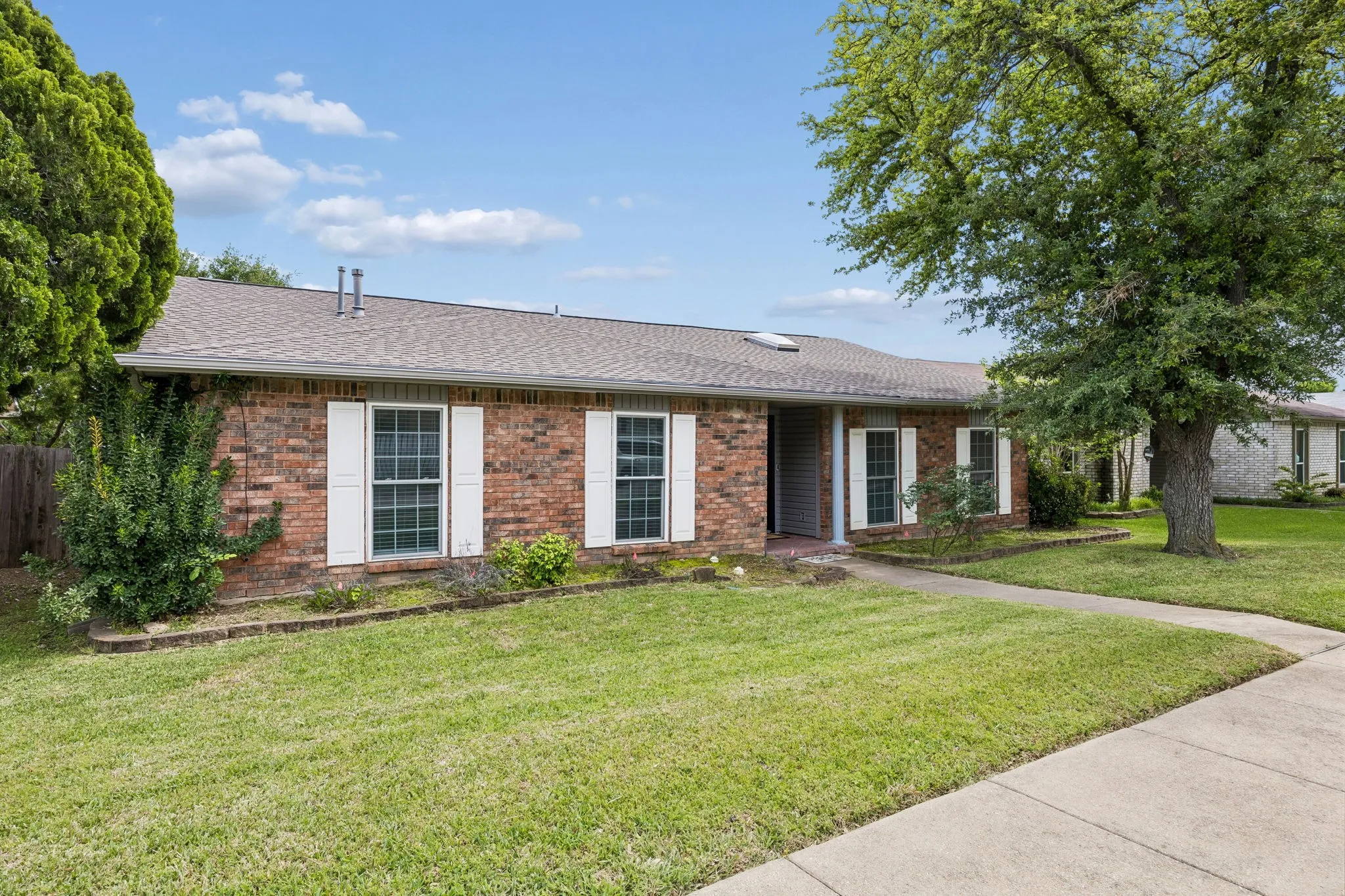 Single Family Residence For Sale in Denton County , 2936 Furneaux Lane, Carrollton, Texas 75007, 4 Bedroom, 2 Bathroom, 2 Garage spaces, 2,111 Sqft, built in 1978, Preowned, mls#21245777, Real Estate Agent in Carrollton, Homes For Sale in Denton county, Homes For Sale in Carrollton, Realtor in Carrollton Texas, Real Estate Brokerage Independent Realty Texas, Luminita Cordes Realtor