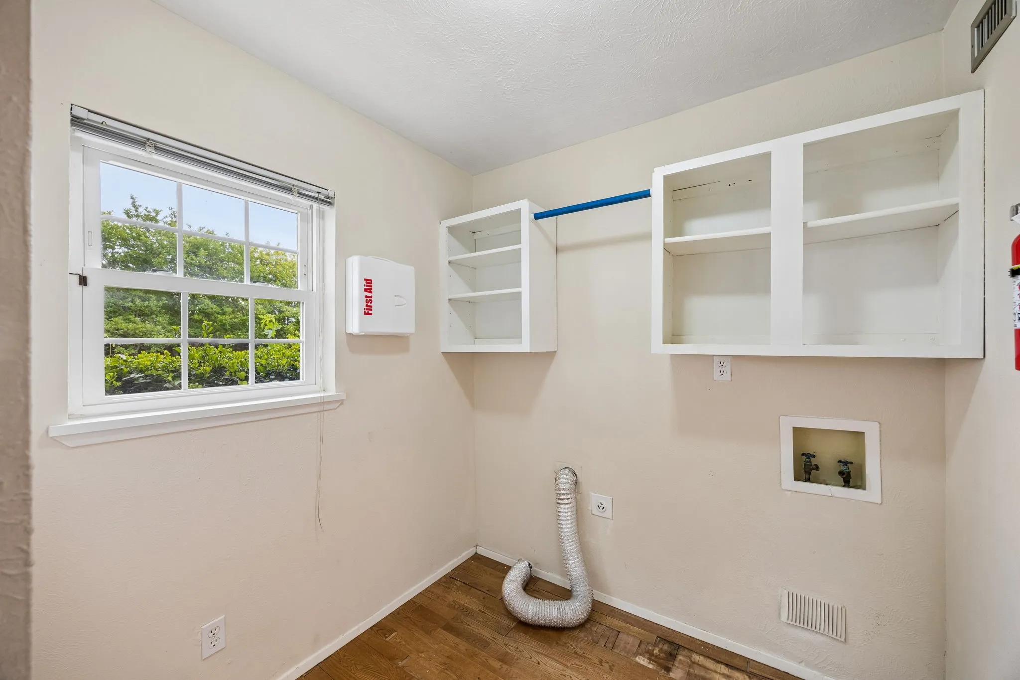 Single Family Residence For Sale in Denton County , 2936 Furneaux Lane, Carrollton, Texas 75007, 4 Bedroom, 2 Bathroom, 2 Garage spaces, 2,111 Sqft, built in 1978, Preowned, mls#21245777, Real Estate Agent in Carrollton, Homes For Sale in Denton county, Homes For Sale in Carrollton, Realtor in Carrollton Texas, Real Estate Brokerage Independent Realty Texas, Luminita Cordes Realtor
