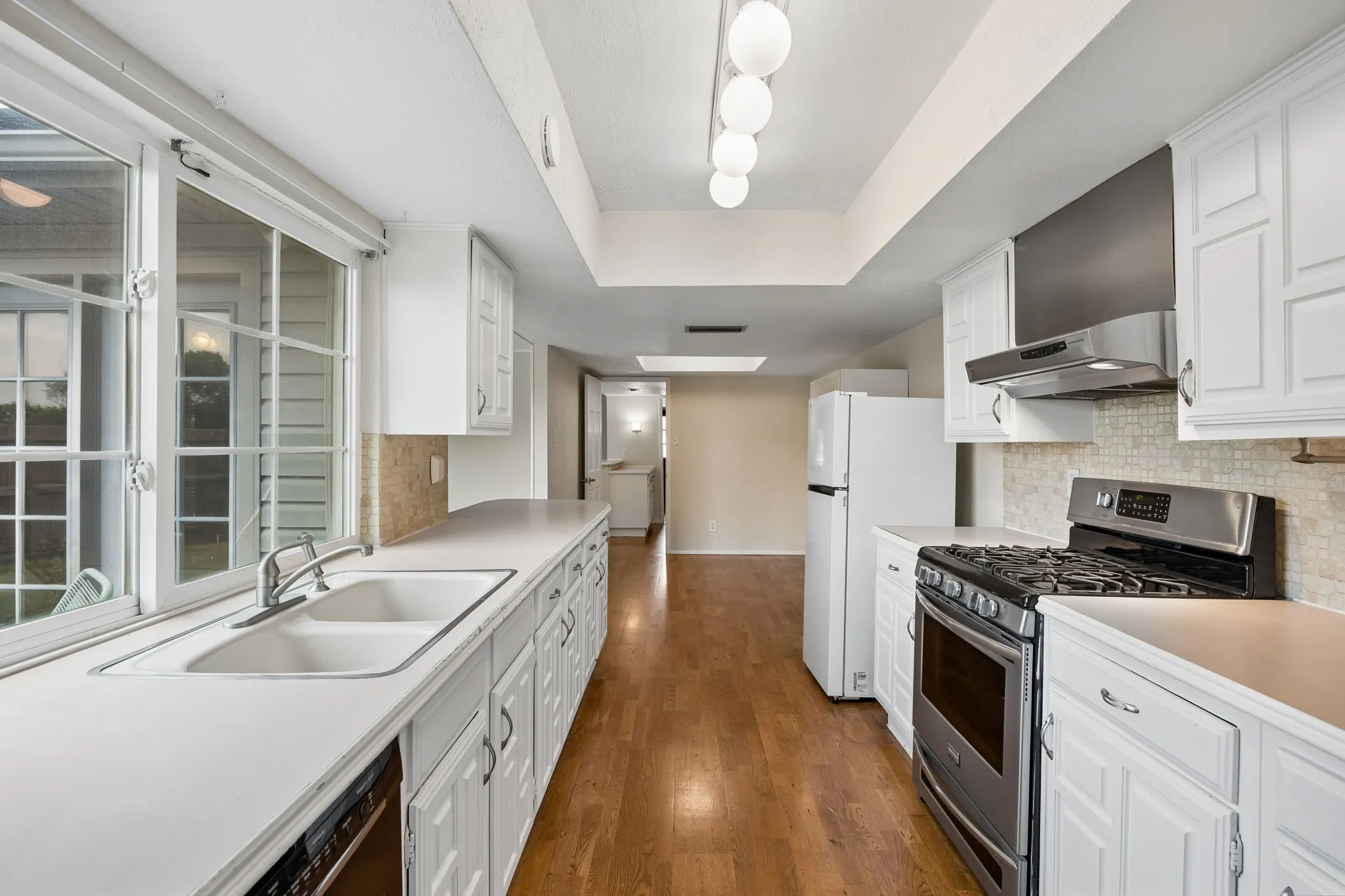 Single Family Residence For Sale in Denton County , 2936 Furneaux Lane, Carrollton, Texas 75007, 4 Bedroom, 2 Bathroom, 2 Garage spaces, 2,111 Sqft, built in 1978, Preowned, mls#21245777, Real Estate Agent in Carrollton, Homes For Sale in Denton county, Homes For Sale in Carrollton, Realtor in Carrollton Texas, Real Estate Brokerage Independent Realty Texas, Luminita Cordes Realtor